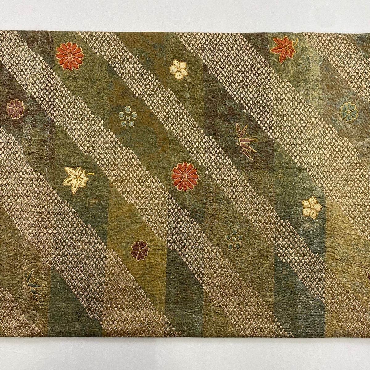 袋帯 秀品 落款 渡文 斜縞 花 金糸 鶯色 六通 正絹 【中古