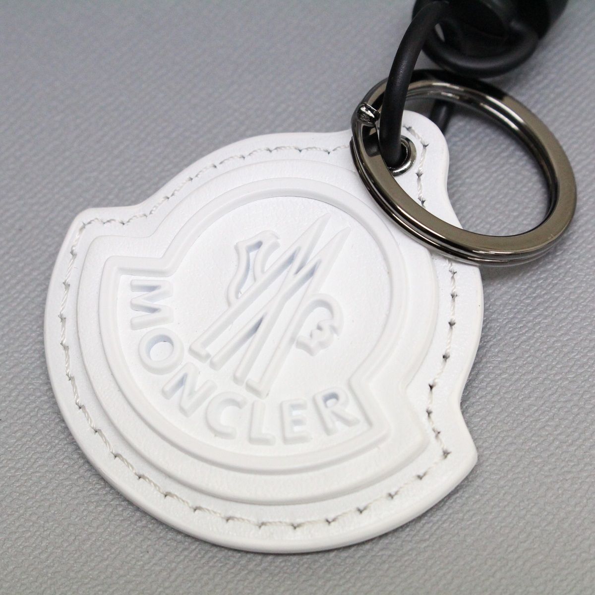 12 MONCLER モンクレール 6F00007 M2489 ホワイト キーリング