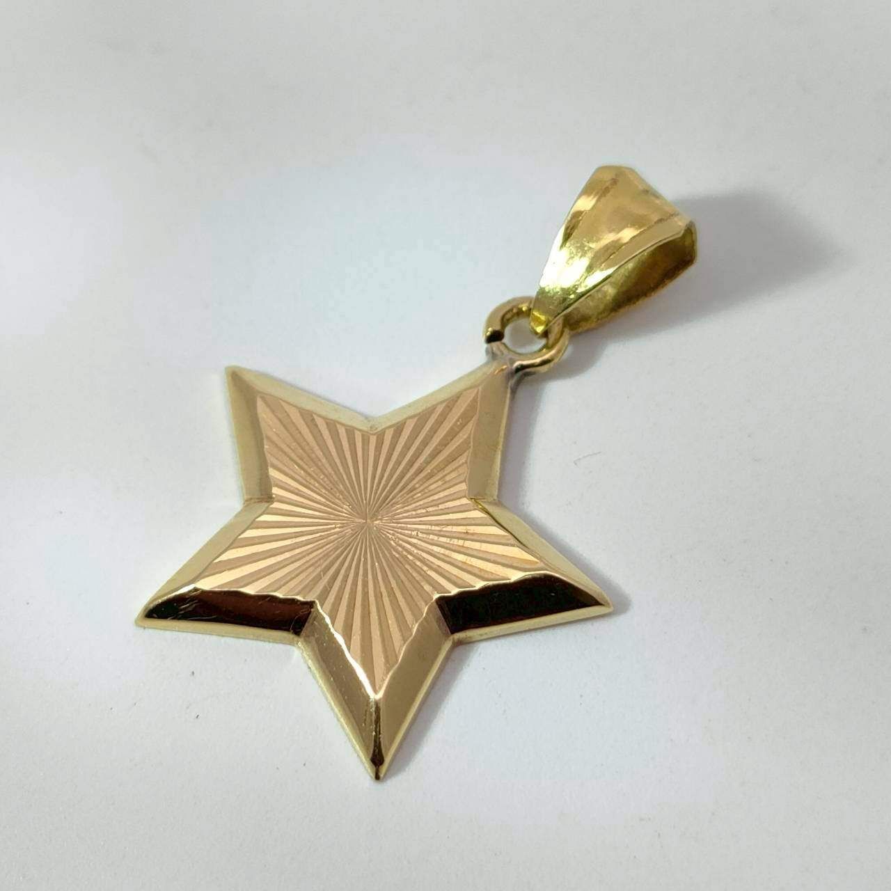 18金 K18 男女兼用 星 スター ネックレストップ 0.82ｇ D311