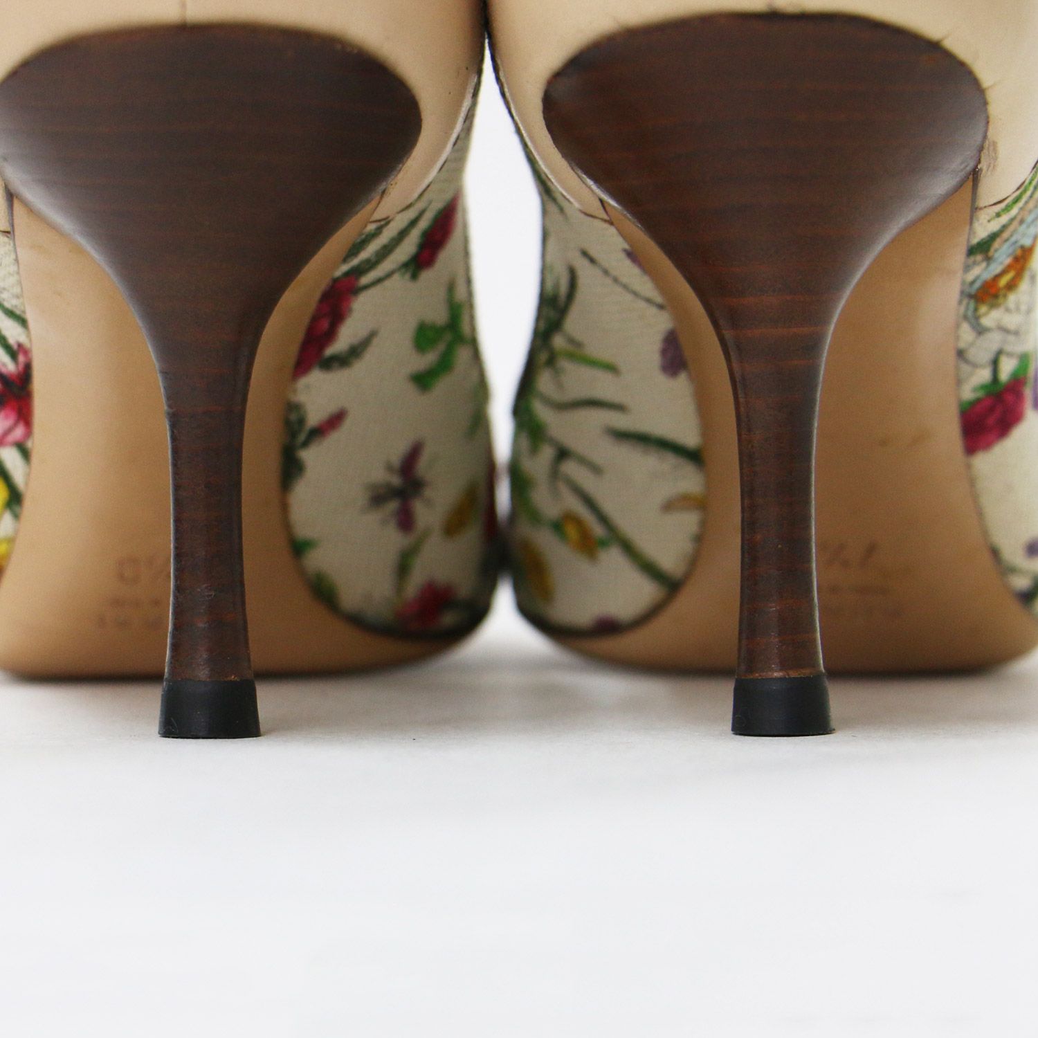 美品 GUCCI パンプス ハイヒール キャンパス地 ベージュ ロゴ 35C GUCCI - GUCCI ヒール 白 24.0 ベージュの通販 by rose｜グッチ