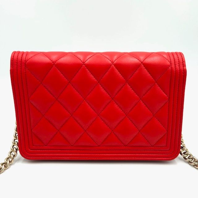 【極美品】ボーイシャネル スモールジップ ウォレット ラムスキン マトラッセ 赤 極美品】ボーイシャネル スモールジップ ウォレット ラムスキン