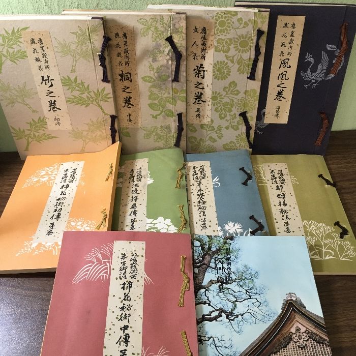 旧嵯峨御所華道総司所　盛花瓶花　竹之巻/桐之巻/菊之巻奥セット　非売品　生け花 Amazon.co.jp: 旧嵯峨御所 盛花瓶花 竹之巻 初傳 桐之巻 中傳