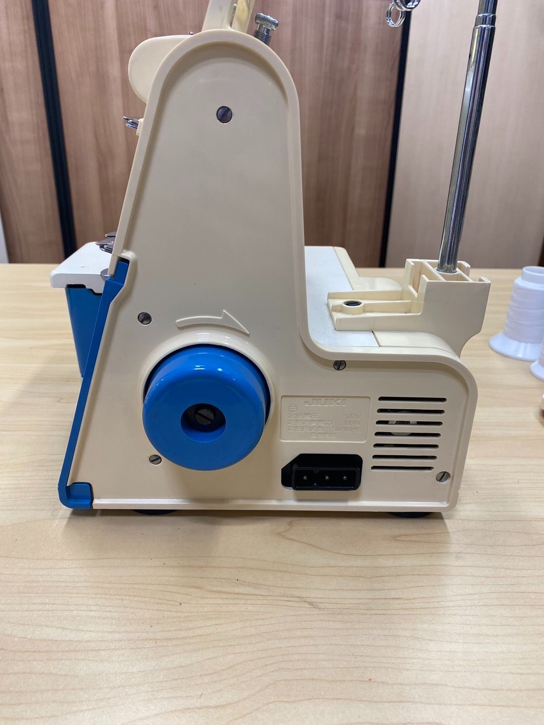 【お値下げ】JUKIロックミシン　MO-103  3本糸　【昭和レトロ】 JUKI ロックミシン MO-103 1本針3本糸 ジューキ ミシン レトロ