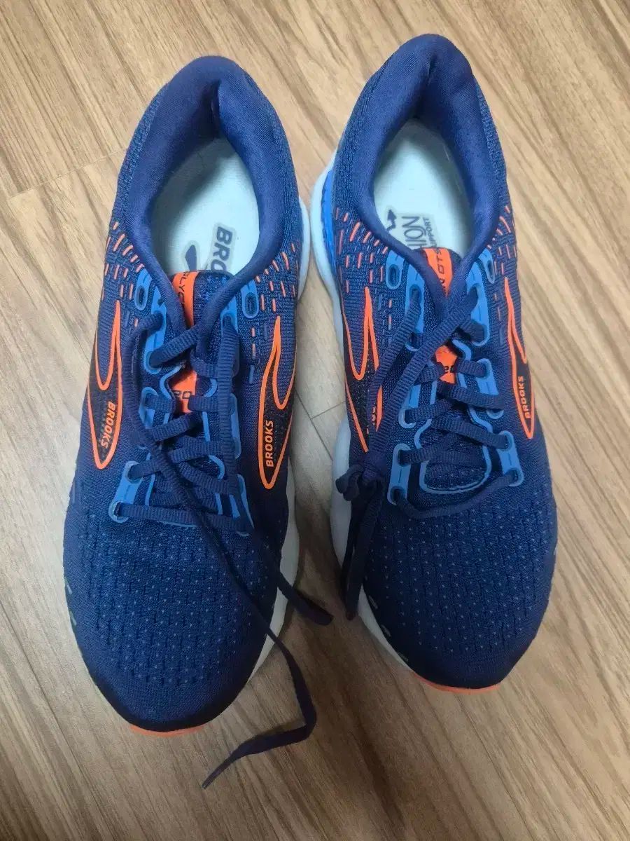 Brooks ランニングシューズ 275