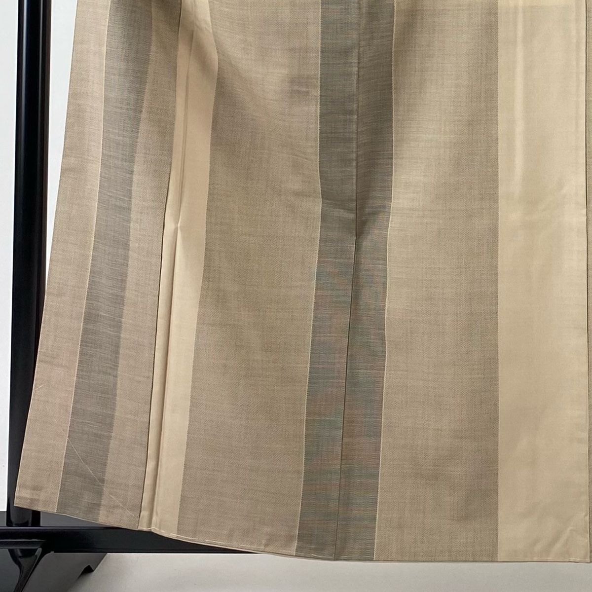 紬身丈160裄丈64cm M 薄物夏紬縞絣薄茶色 正絹 秀品【中古】 紬 身丈160cm 裄丈64cm M 袷 縦縞 薄茶色 正絹 美品 秀品 【中古
