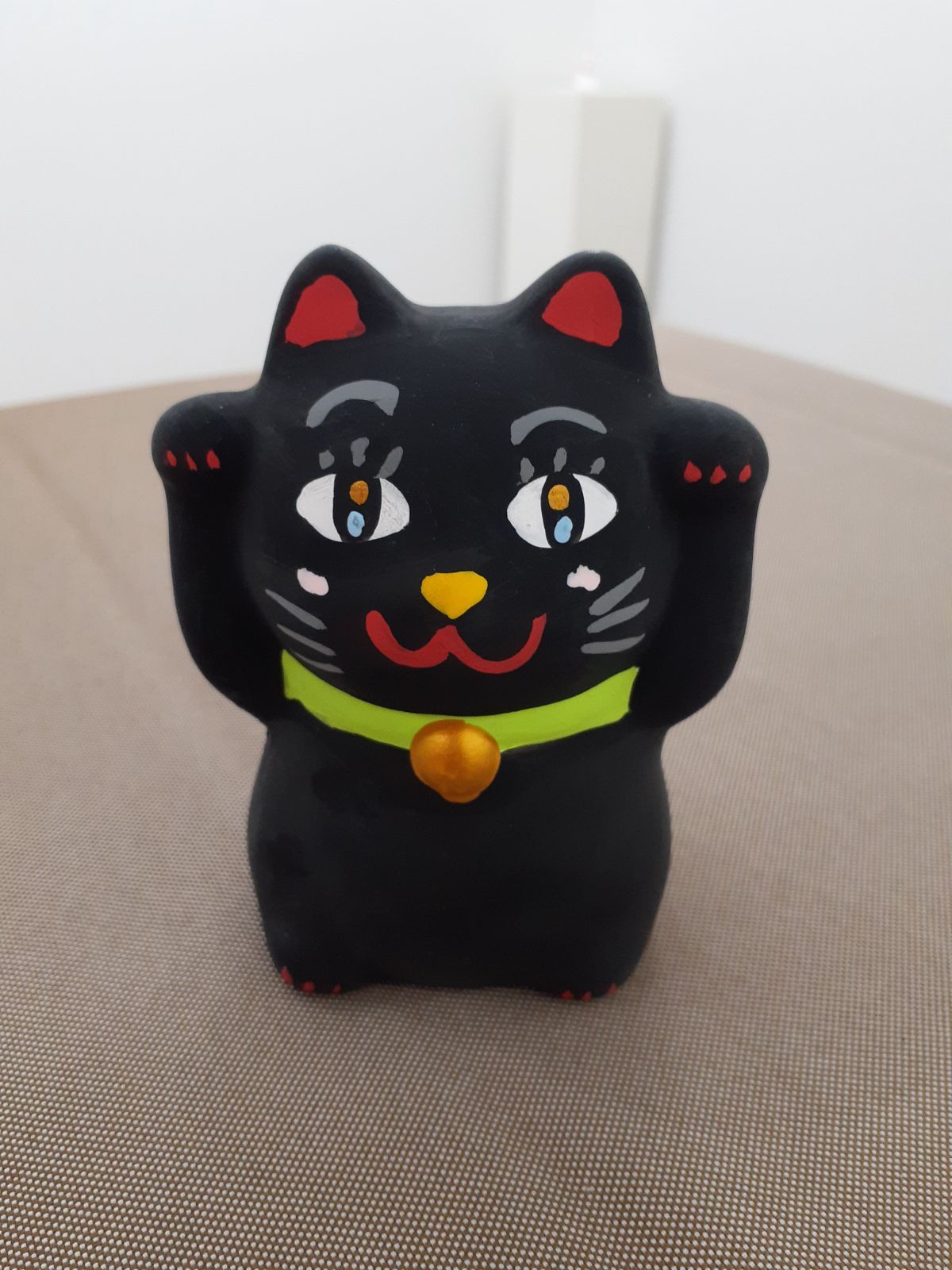 ハッピー開運招き猫 陶器 貯金箱 アクリル絵の具 画家 小楠アキコ作品 