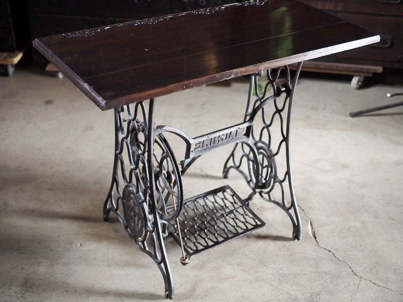 軽井沢彫り天板の鉄脚ミシンテーブル
