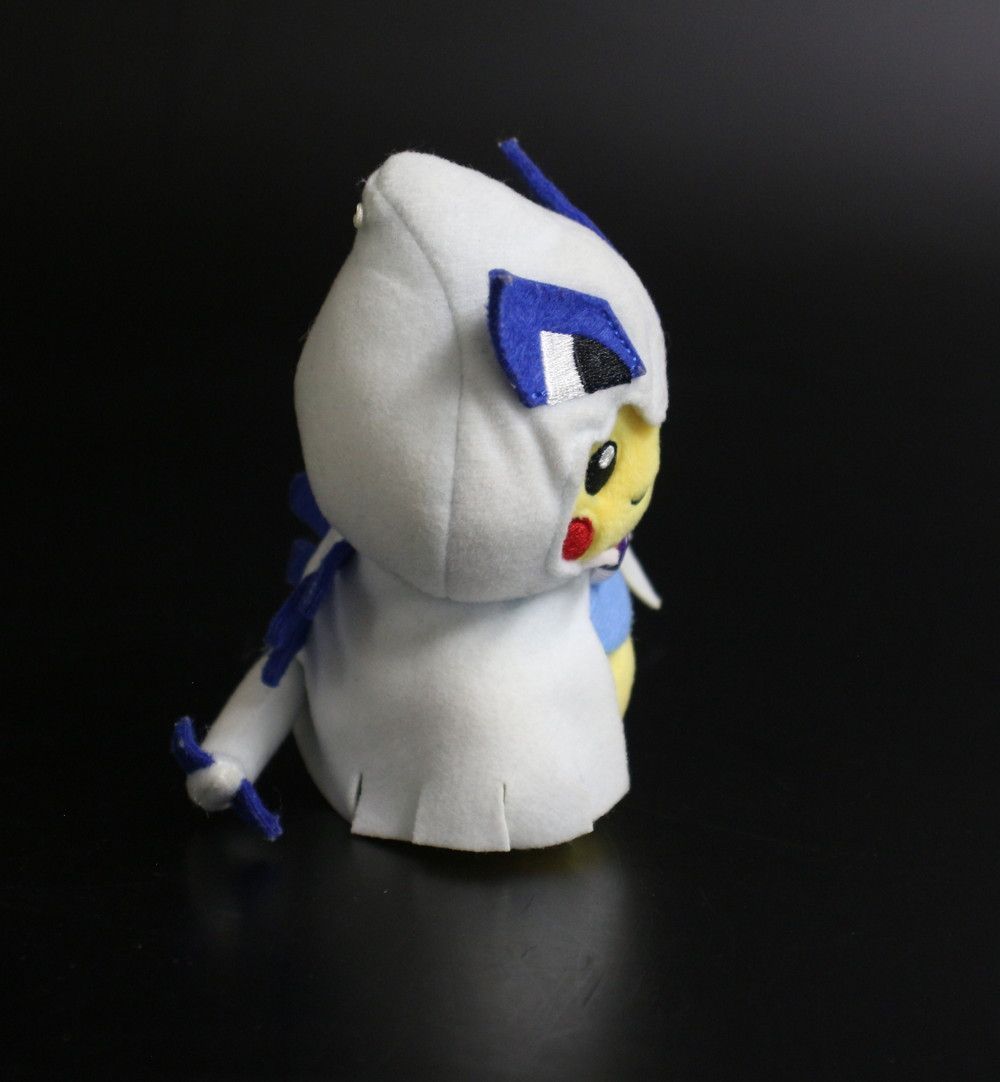 ルギアのポンチョを着たピカチュウ　ぬいぐるみキーホルダー Amazon.co.jp: ポケモンセンターオリジナル マスコット ルギア