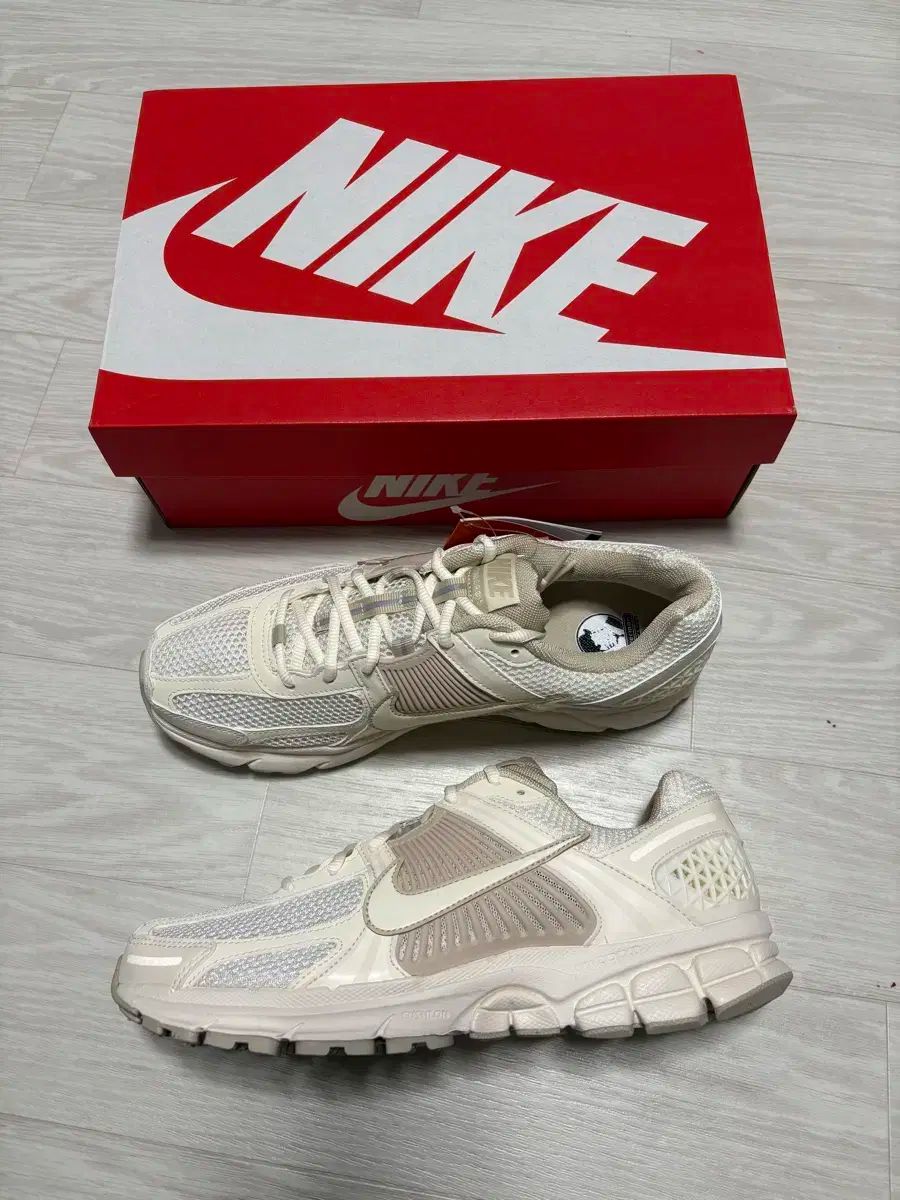 【雷市場（ポンジャン）商品韓国直送】 （ W ） NIKE(ナイキ) ズーム ボメロ 5 ペイル アイボリー サンドドリフト 285