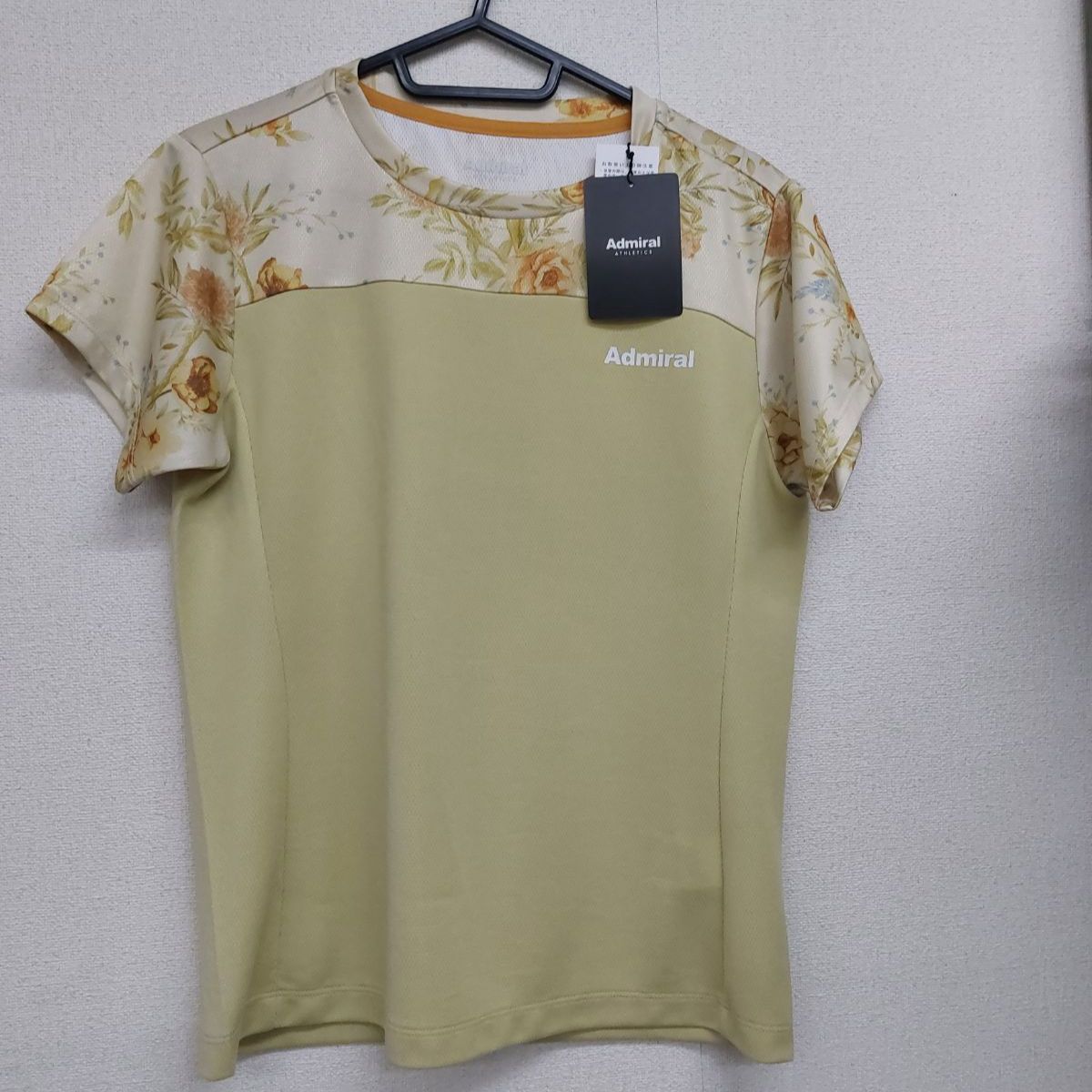 アドミラル テニスウェア バックスリットフラワーTEE ATLA513 バックスリットフラワーTEE ATLA513 – ADMIRAL