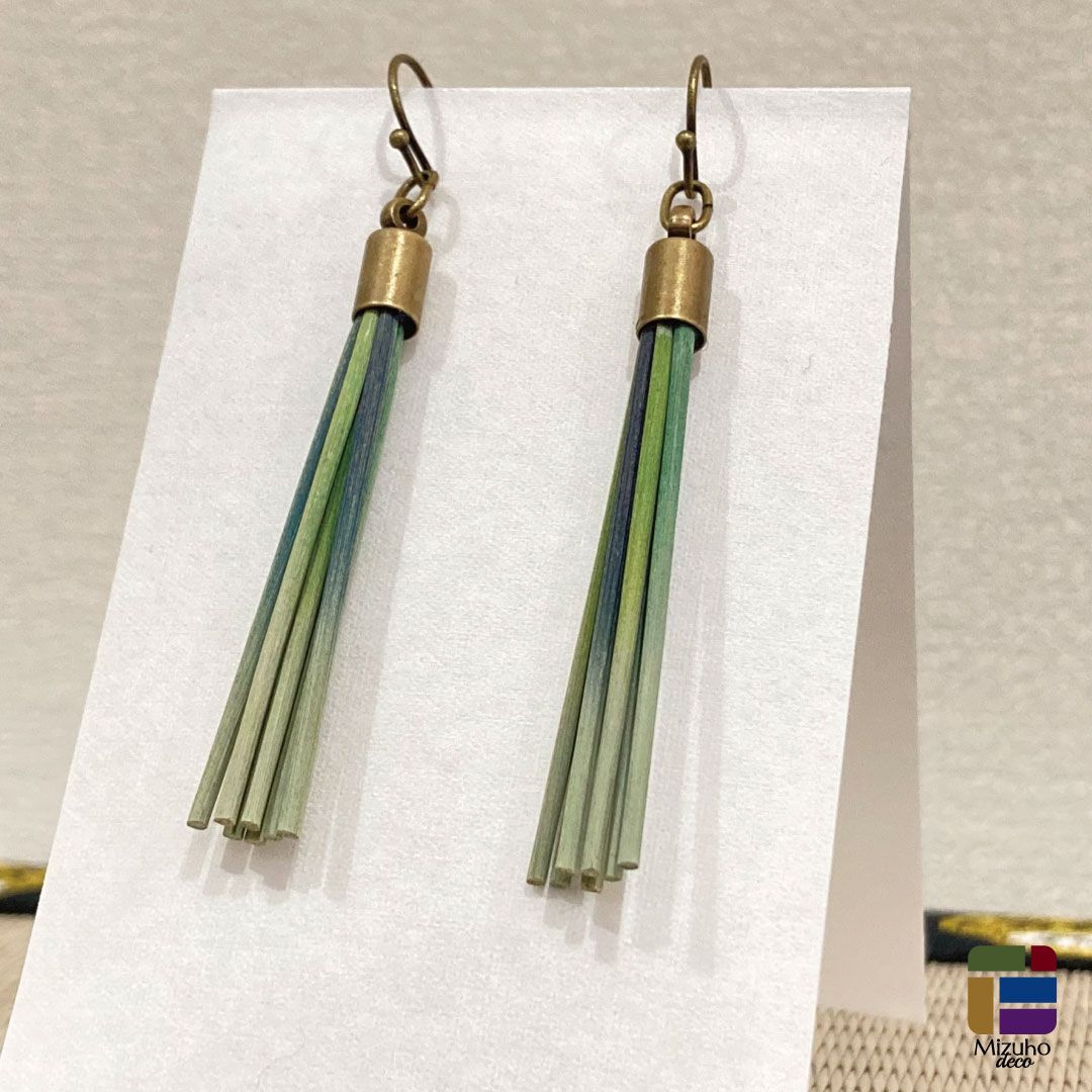 【1点もの】い草でつくったグラデーションフリンジピアス(小)P-02