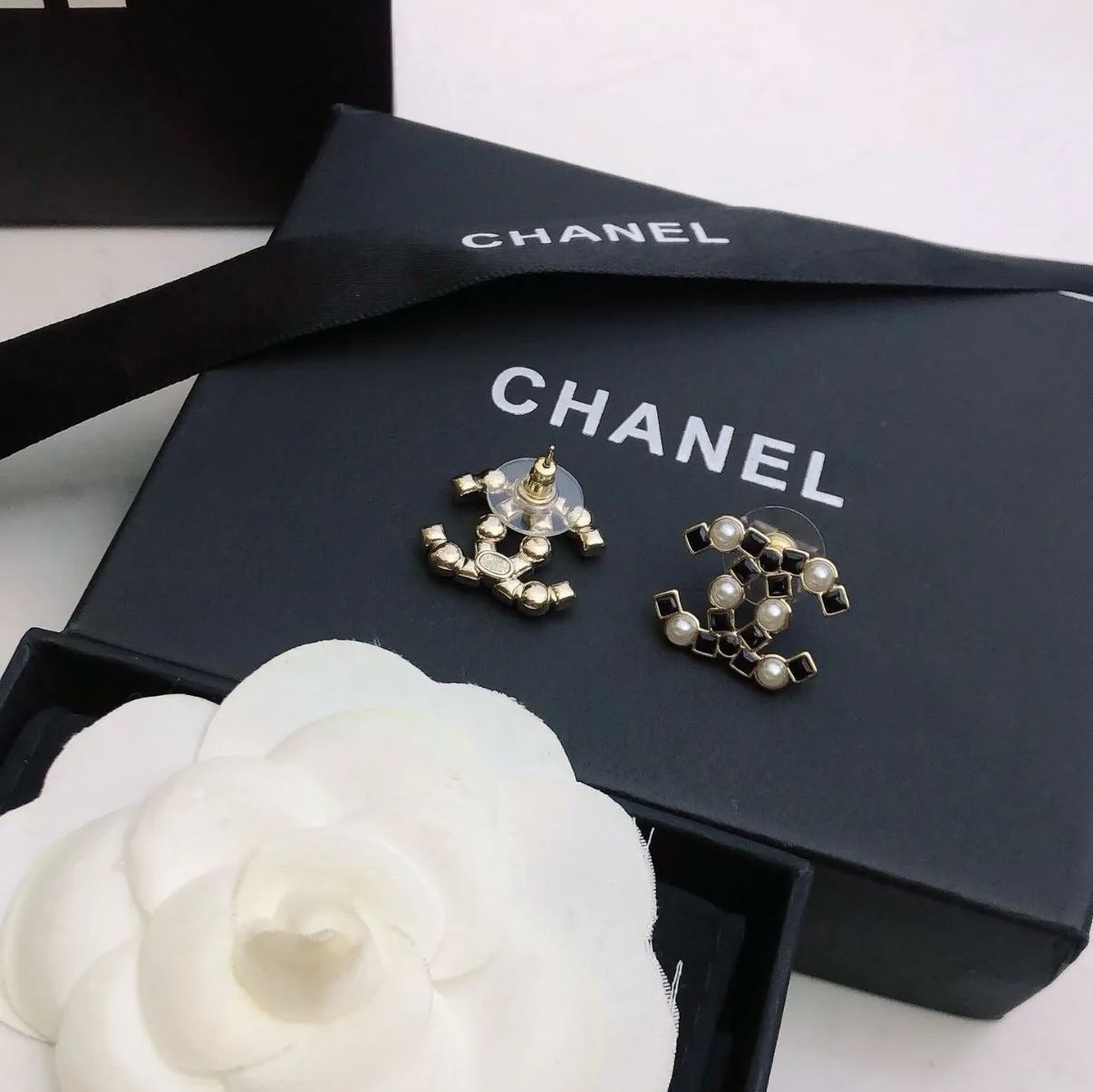 CHANEL】シャネル 最新作 ブラック＆ホワイト スクエア ダイヤモンド パール ピアス - クラシック＆ヴィンテージなブラック＆ホワイトの -  メルカリ