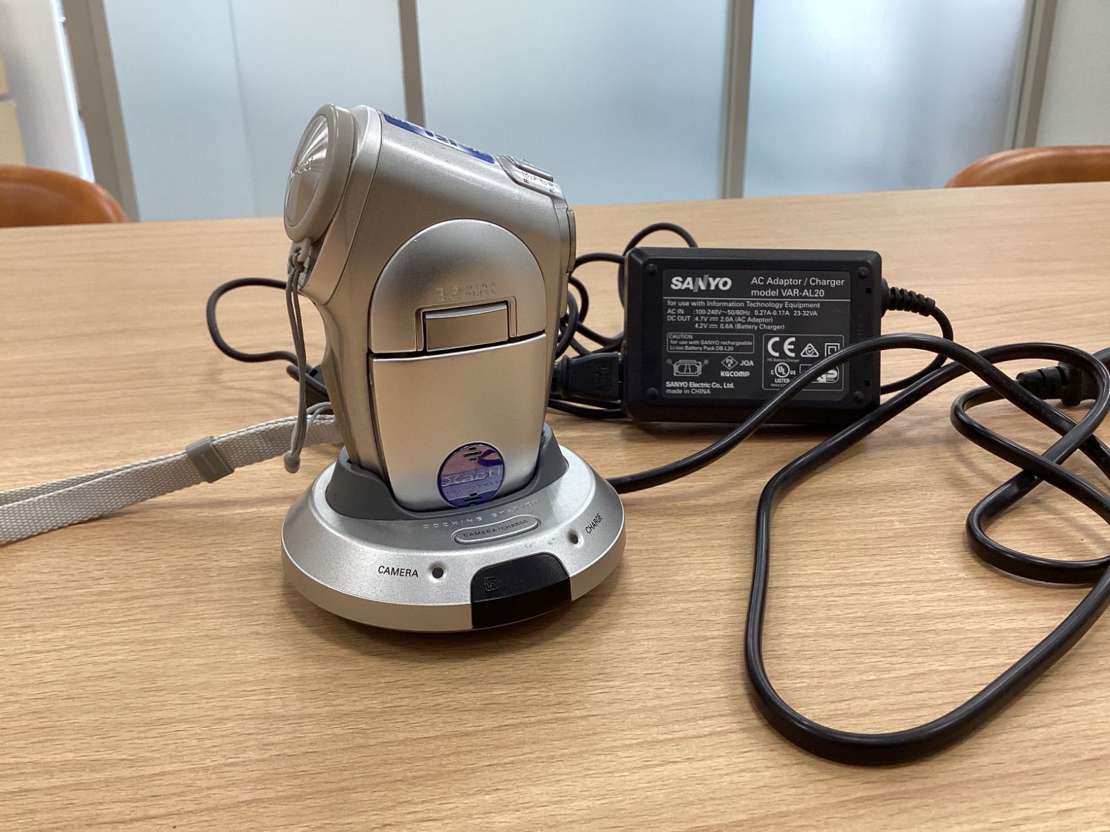 サンヨー SANYO XACTI DMX-C1デジタルムービーカメラ SANYO サンヨー Xacti DMX-C1 デジタルムービーカメラ シルバー