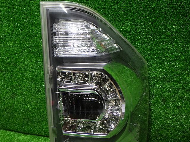 70ヴォクシー 右テール ZRR70 75 前期 28-220 トヨタ 81551-28594 LED球切れ無 251003067