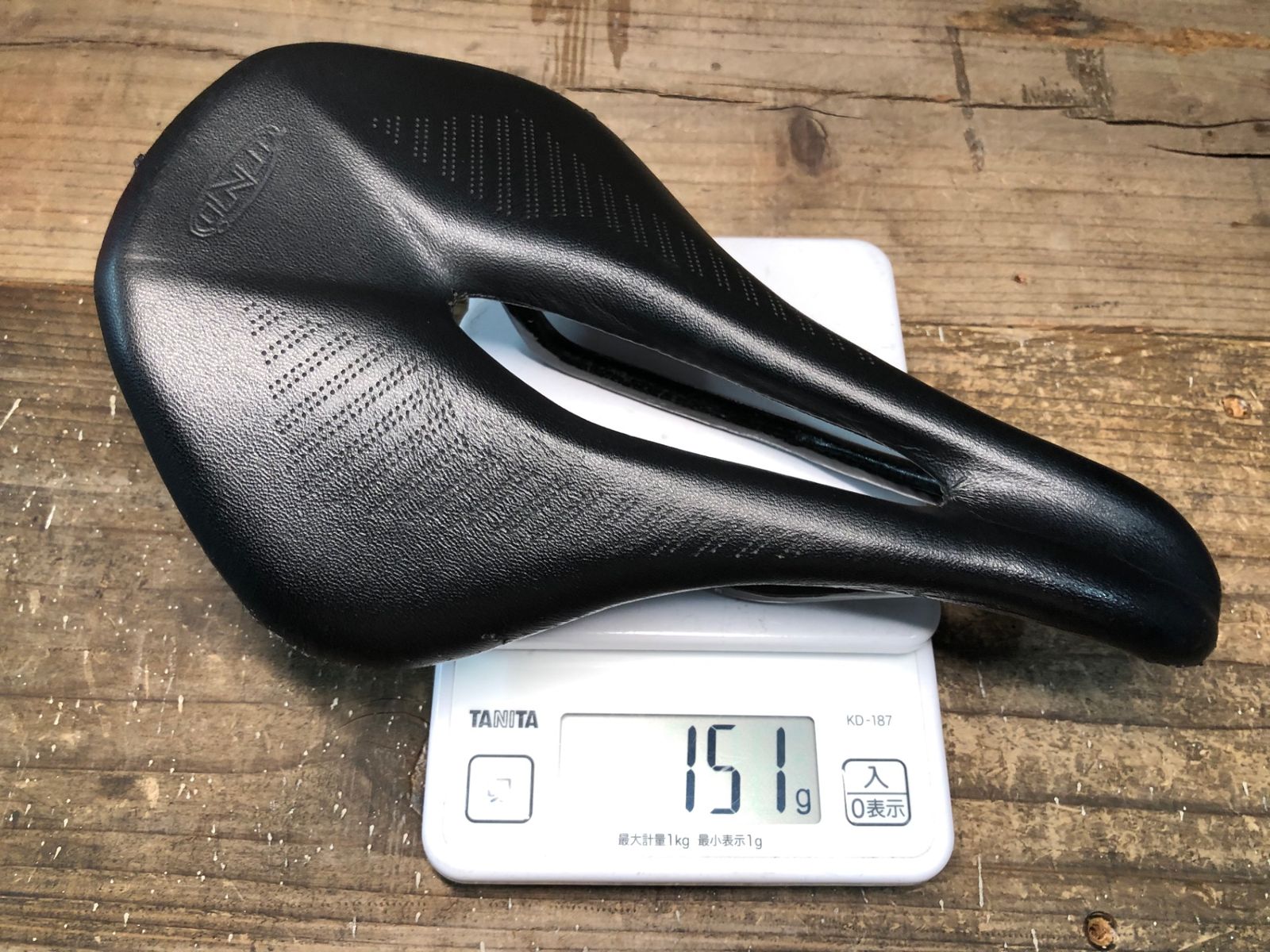 【未使用新品】TNI　Lite Fly　カーボンショートサドル【TNI】 TNI LiteFly カーボンサドル ショートノーズ 2634025 サドル：TNI