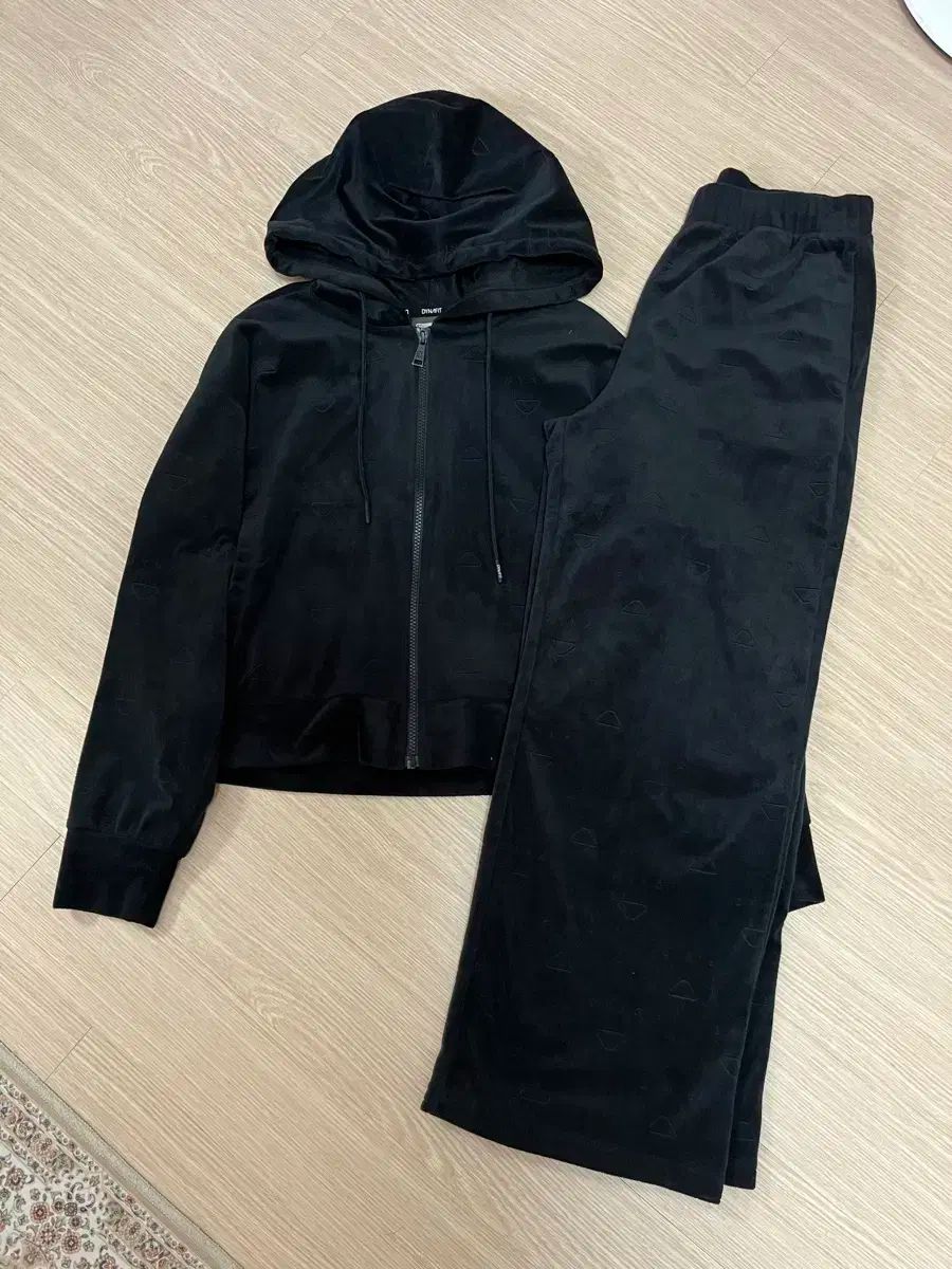 ディナフィット ツアーベルベット トレーニングウェア セット