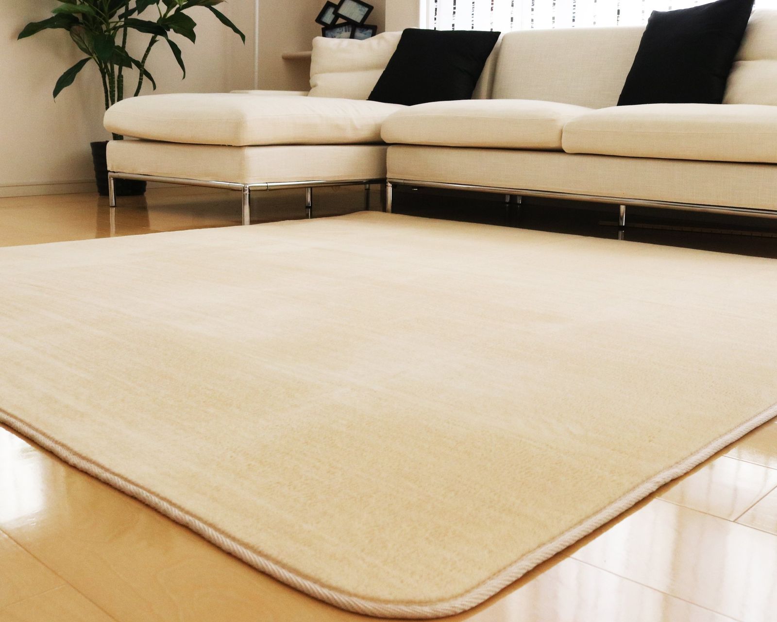 フリーリー カーペット ラグ 滑り止め付 選べる28 200×250cm 約3畳 軽量設計 超高密度マイクロファイバー生地使用 丸洗いOK オールシーズン快適に使用 無地 ベージュ
