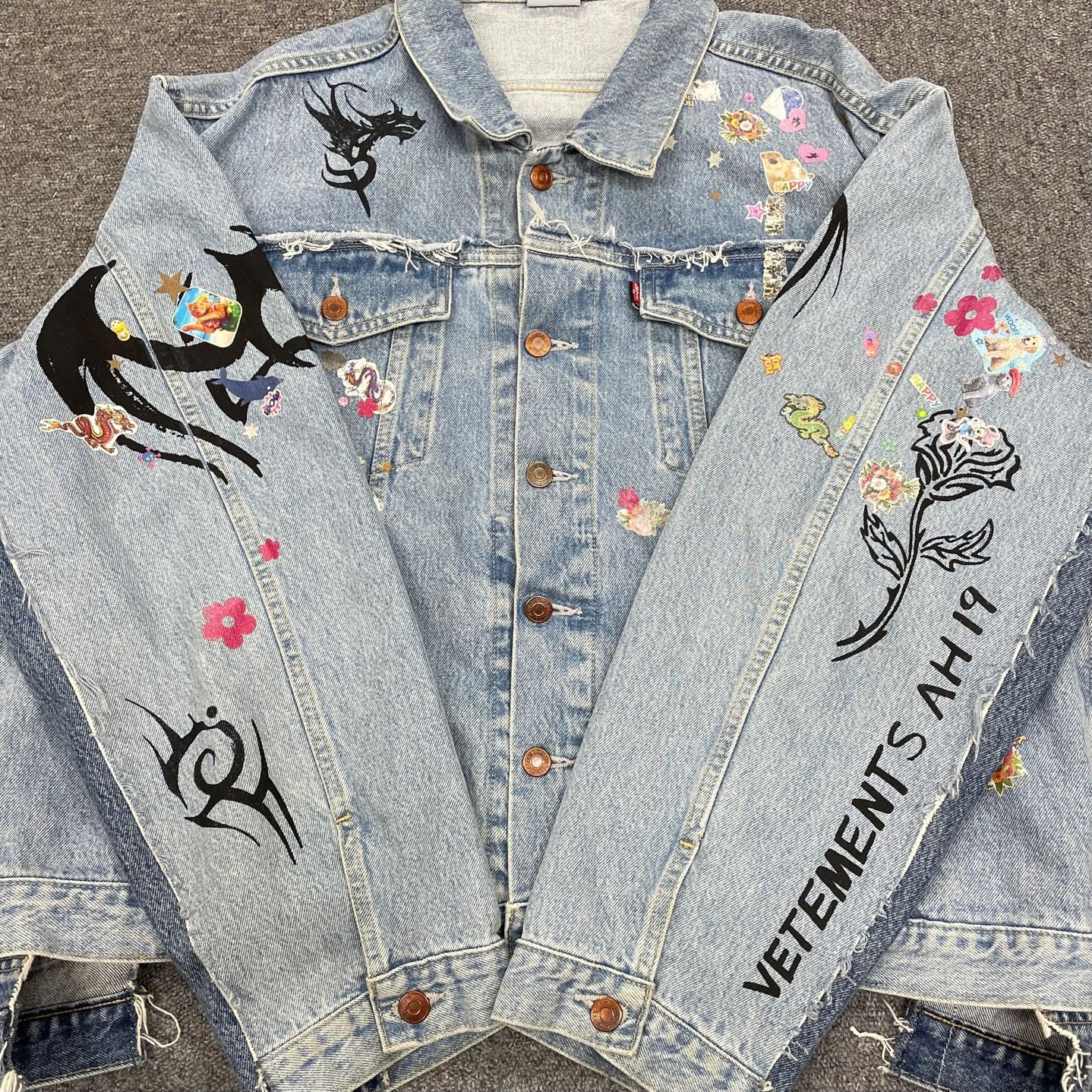 希少 VETEMENTS LEVIS 18AW Tribal Sticker Oversize Denim Jacket WAH19JA111 再構築  オーバーサイズ トライバル ステッカー デニムジャケット Gジャン ヴェトモン M