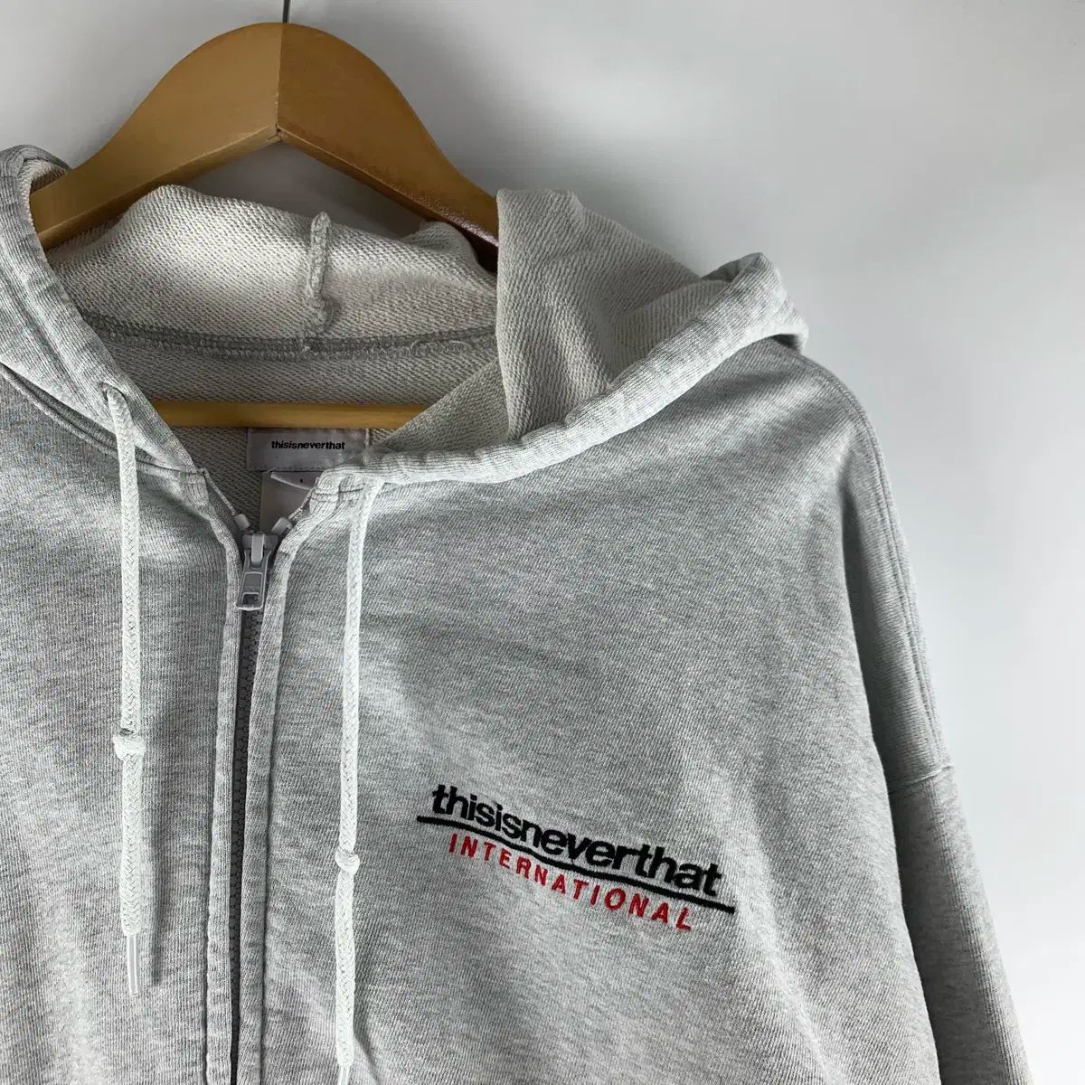 thisisneverthat グレー Mサイズ パーカー正規品 thisisneverthat グレー Mサイズ パーカー - メルカリ