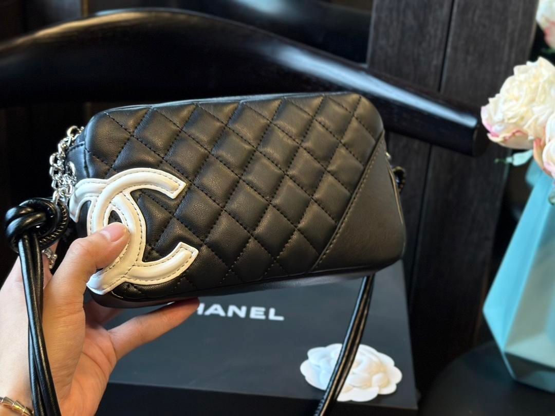 CHANELシャネルのブラック＆ホワイトの配色ショルダーバッグ女性用｜