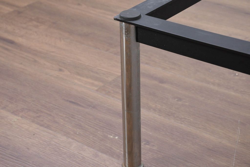 カッシーナ■LC10　センターテーブル　ターブル アン テューブ　ルコルビュジエ 10 TABLE EN TUBE BASSE, OUTDOOR（ターブル アン テューブ