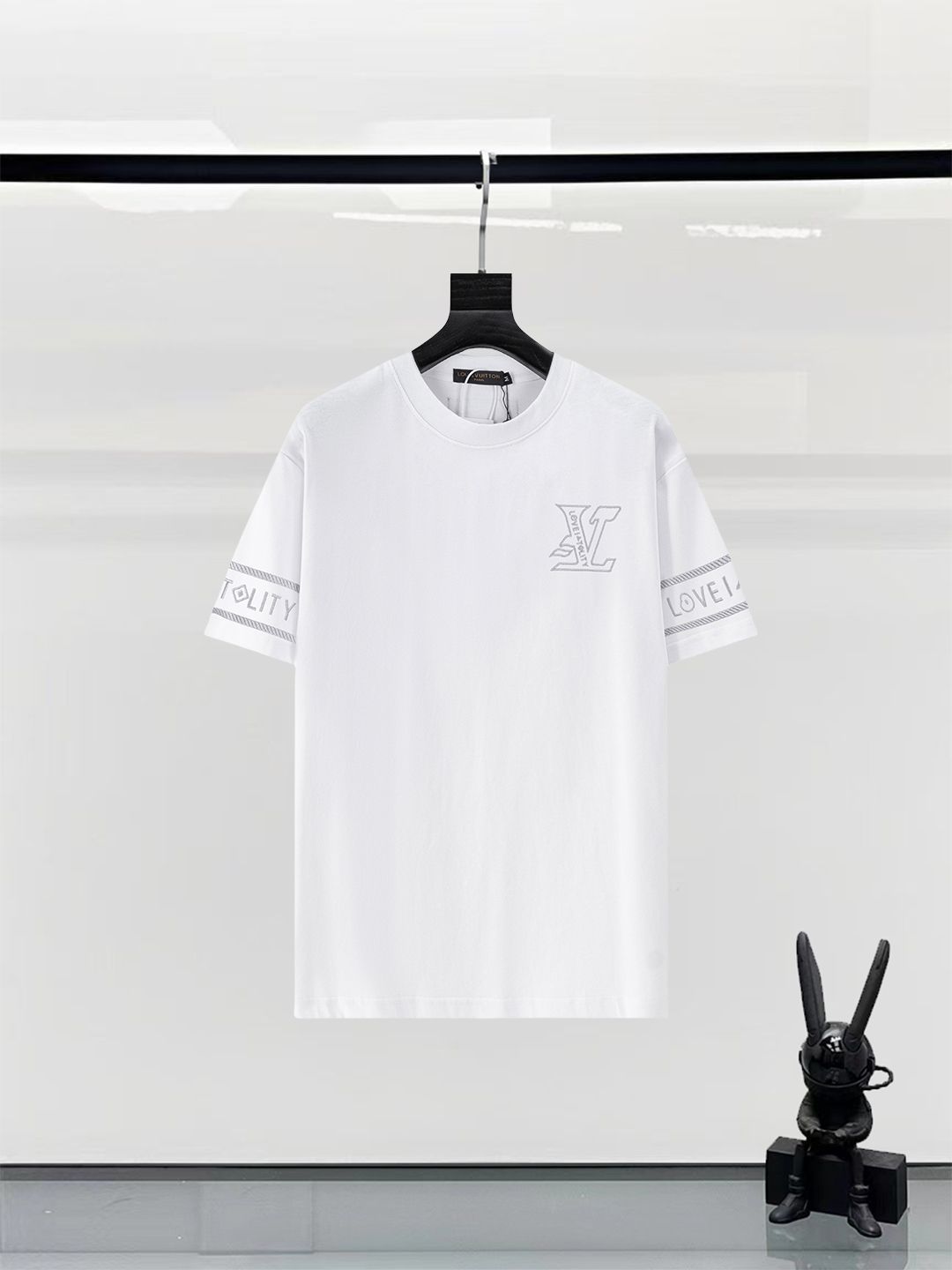 *ロゴ映えで差がつく！*【Louis Vuitton】ロゴTシャツ 今日特価】LOUIS VUITTON 25SS クラシックロゴ刺繍 T - シャツ