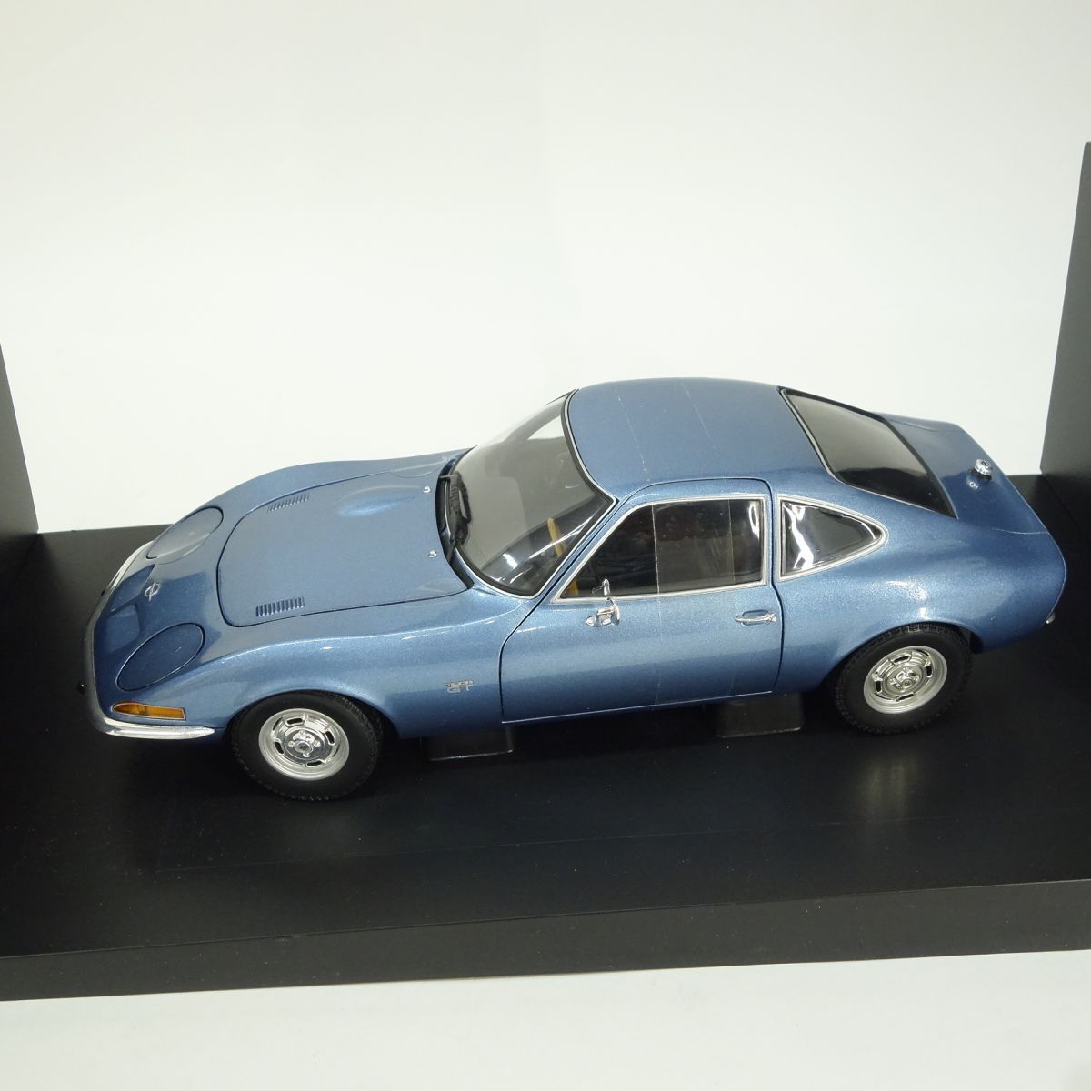 ミニチャンプス　オペル GT 1968 1/18 未使用 ミニチャンプス 1/18 オペル GT 1968 ブルーメタリック ミニカー