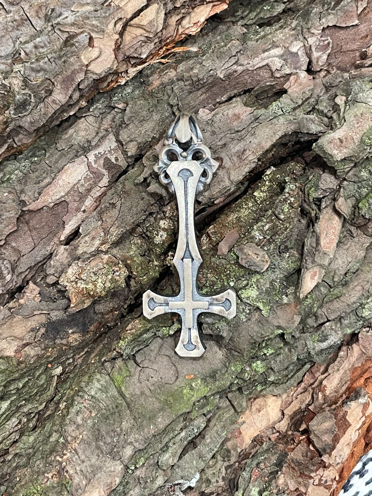 Mad Graffiti リベリアス クロス ペンダントトップ ネックレス シルバーアクセサリー シルバー925 逆十字 十字架 フラット プレート 勲章 ミディアム リベリアス クロス シルバーペンダントトップ Mad Graffiti