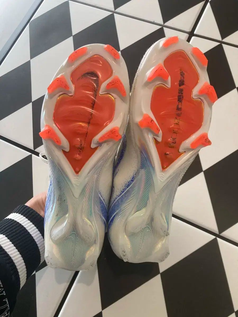 NIKE
