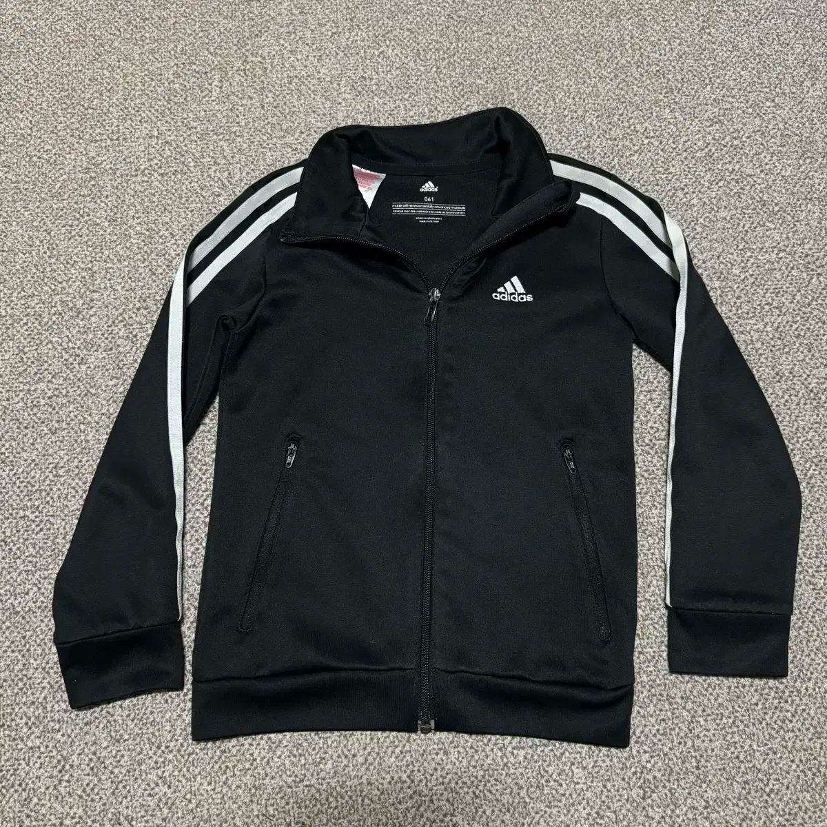 ジャージ adidas アディダス キッズ 0 | 上下 ジュニア 安い商品を通販サイトから アディダス」の人気商品一覧 - セットアップ 子供服 アディダスの通販 ESS ジャケットKMI25