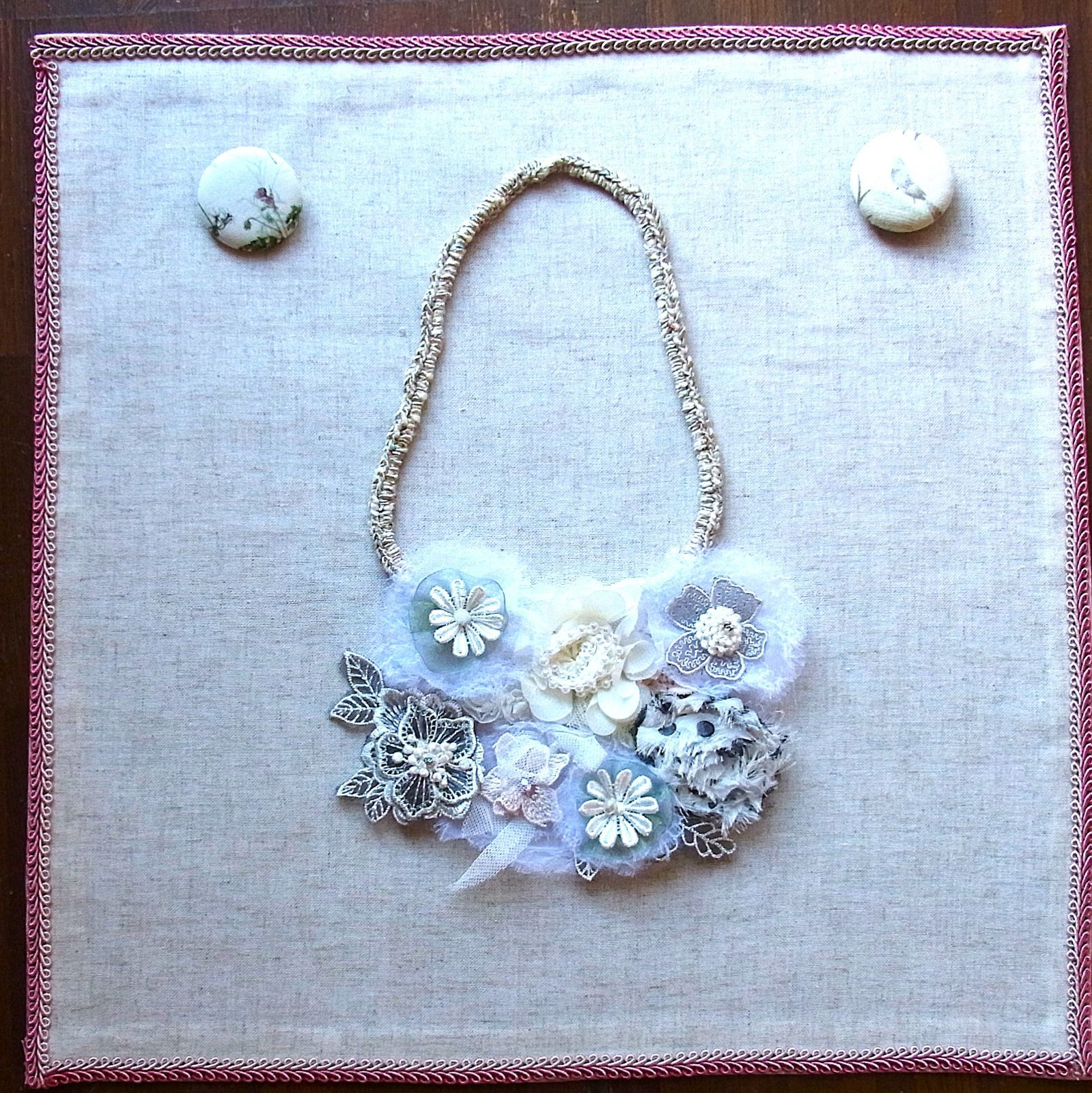 ネックレス ウオールデコ 壁飾り ニードルパンチ ミシン刺繍 コサージュ くるみ釦 ルームアクセサリー ルームデコ ブローチ ネックレス ルームデザイン ストラップパーツ