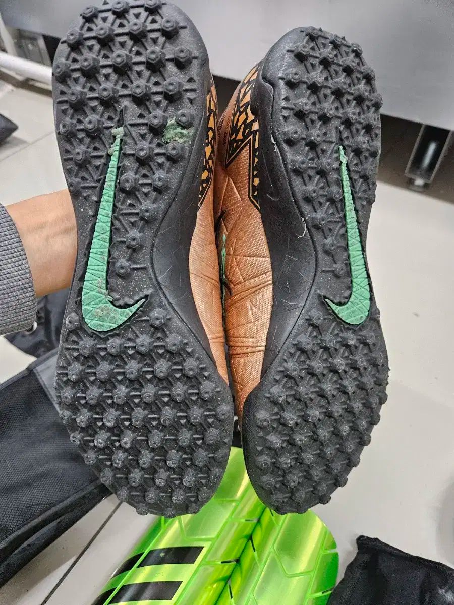 ハイパーヴェノム ナイキ NIKE ファントム サッカー サッカースパイク HG DF AG-PRO NIKE(ナイキ)の「ナイキ 激レア II スパイク 0 ファタル SG-PRO