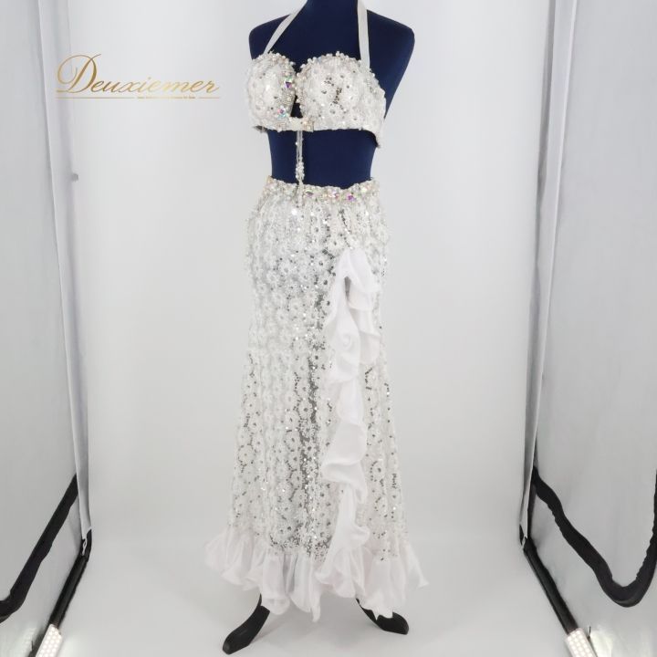 ベリーダンス オリエンタル 衣装 上下セット ホワイト系 白 シルバー 花柄 スパンコールラメ ラインストーン 装飾 レース フリル 舞台 発表会 イベント ダンス衣装 セットアップ スカート トップス シルバー系 豪華 キラキラ ラメ入り おしゃれ