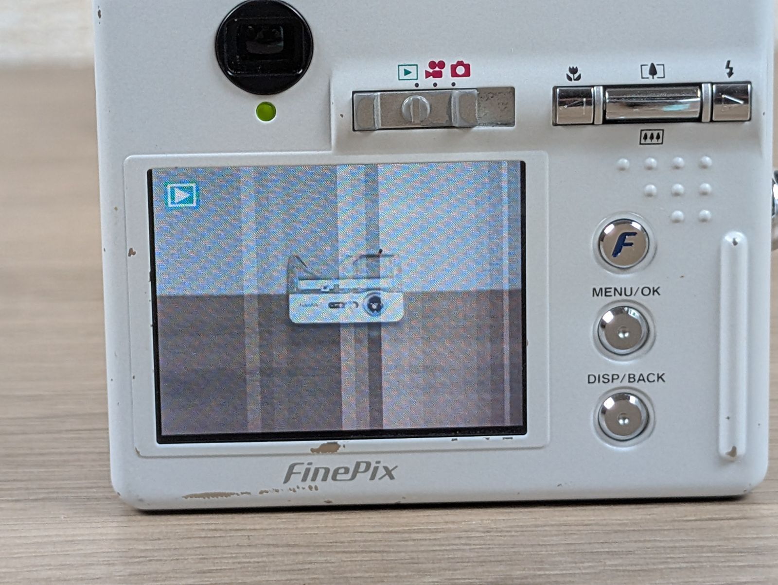 FUJIFILM　Finepix F440　ジャンク品 ジャンク品・動作OK】FUJIFILM FinePix F440 ホワイト レトロ