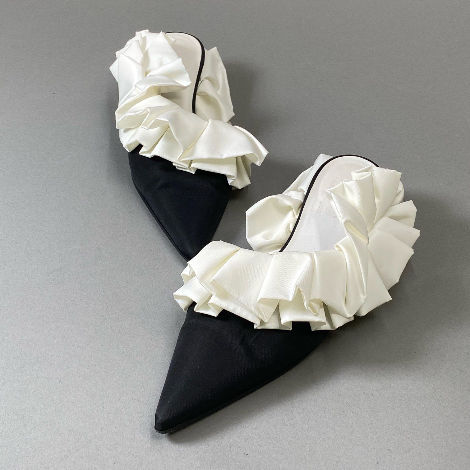 4i30 MM6 エムエムシックス メゾンマルジェラ フリルパンプス ミュール ポイントトゥ 39サイズ ブラック ホワイト レディースt18r