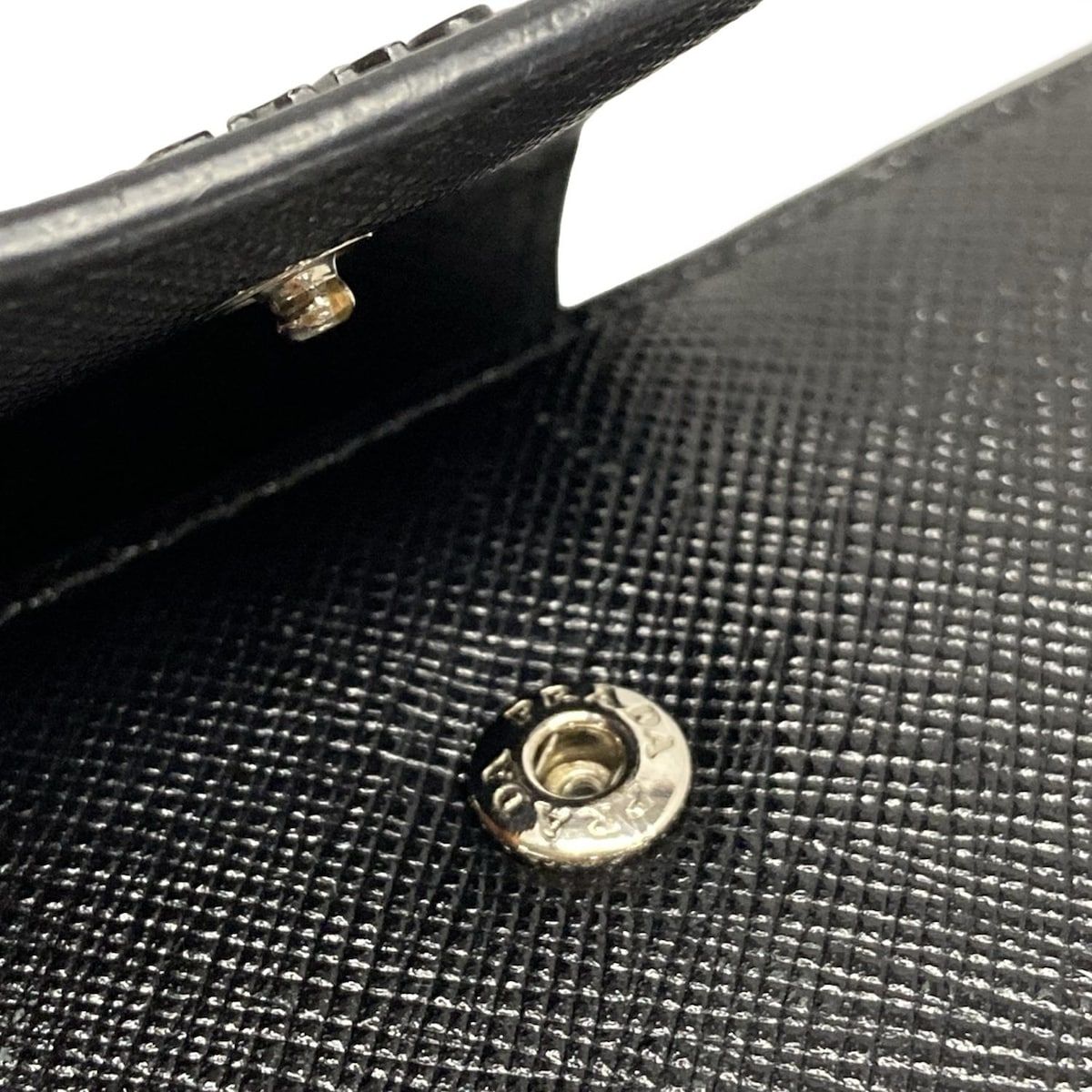 PRADA(プラダ) 2つ折り財布 - 1ML005 黒 エナメルメタルアップリケ  