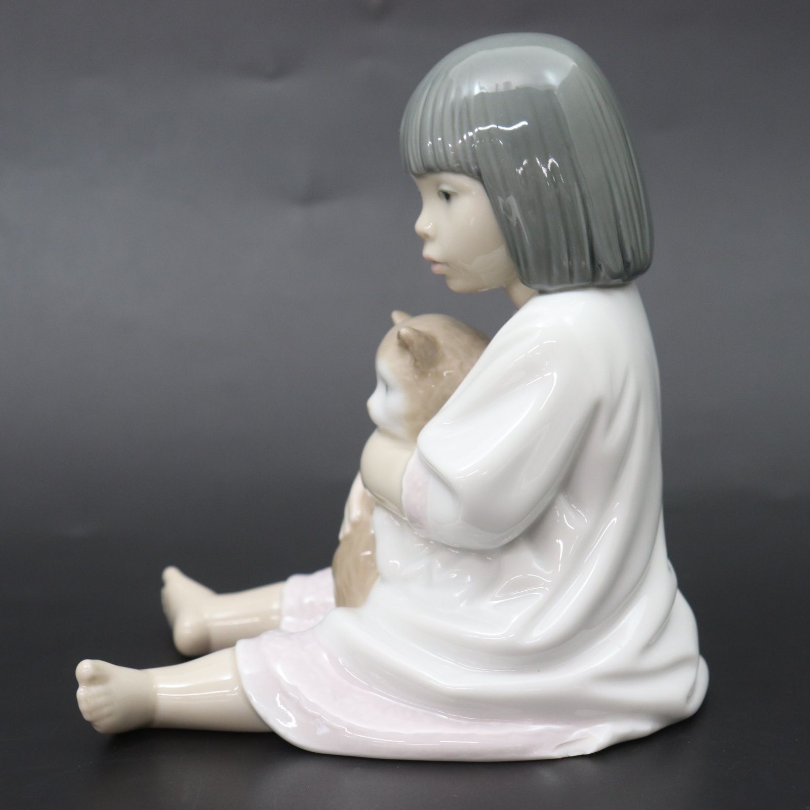 人形陶器 ITYHQ0ZQ9APO NAO ナオ 猫と座る少女 女の子 おかっぱ ねこ 陶器