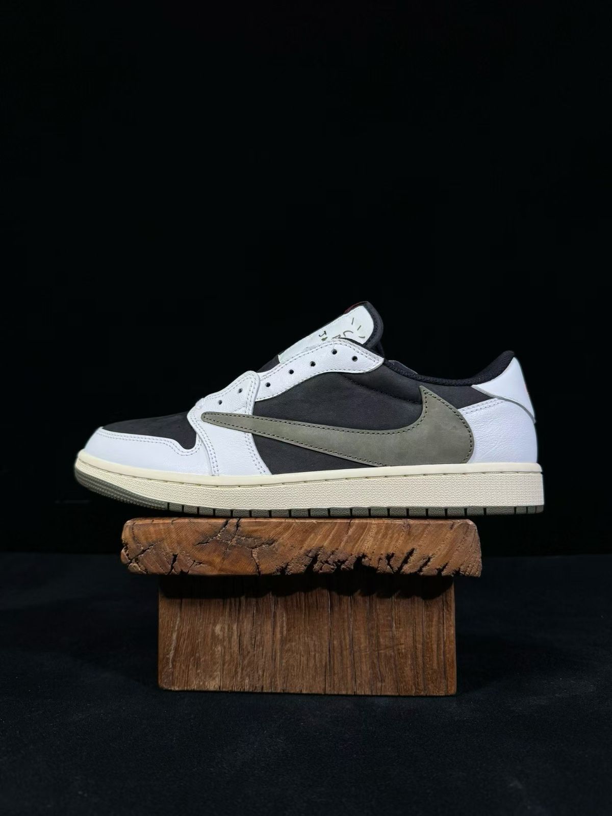 TRAVIS SCOTT X AIR JORDAN 1 LOW OG WMNS MEDIUM OLIVE