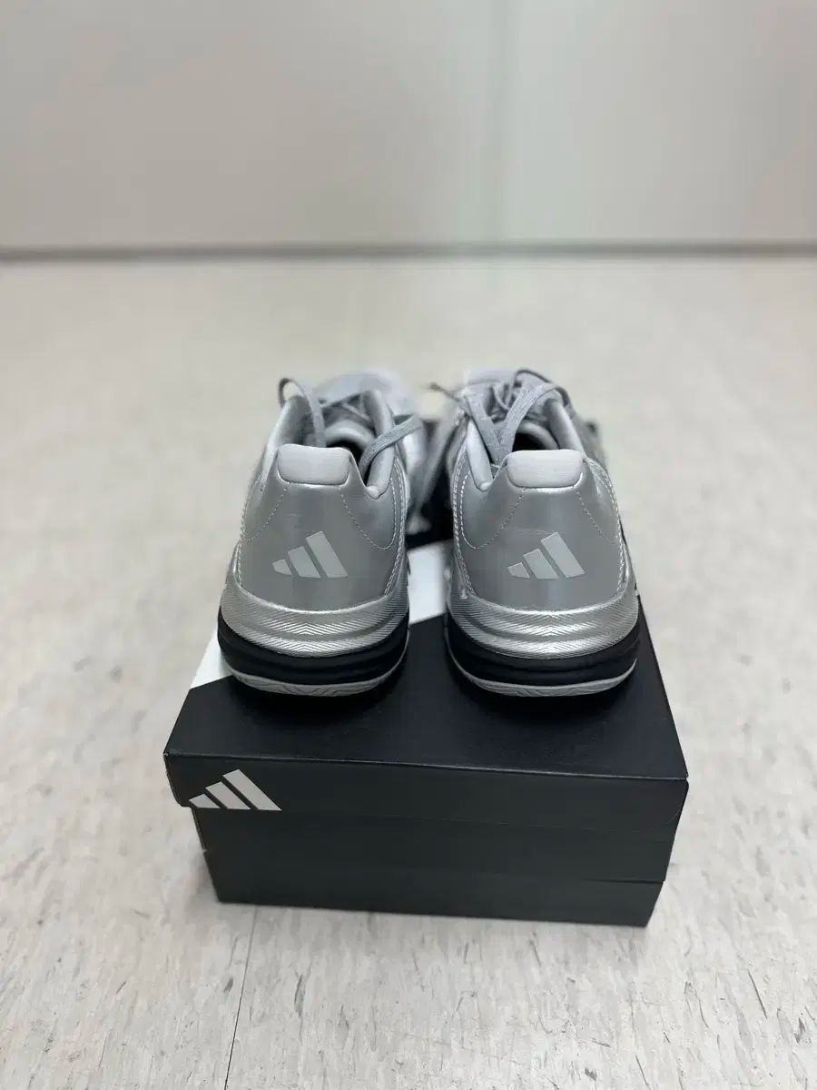 モデル テニスシューズ_