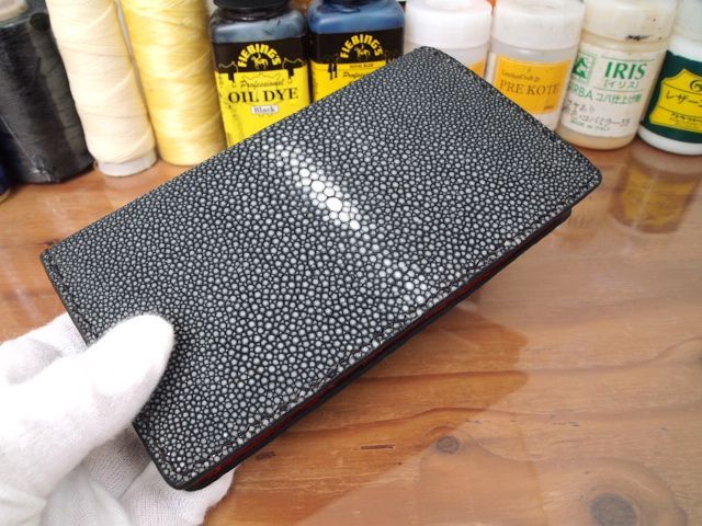 オーダー スティングレイで作る手縫いのスマホケースブラック×牛革レッド