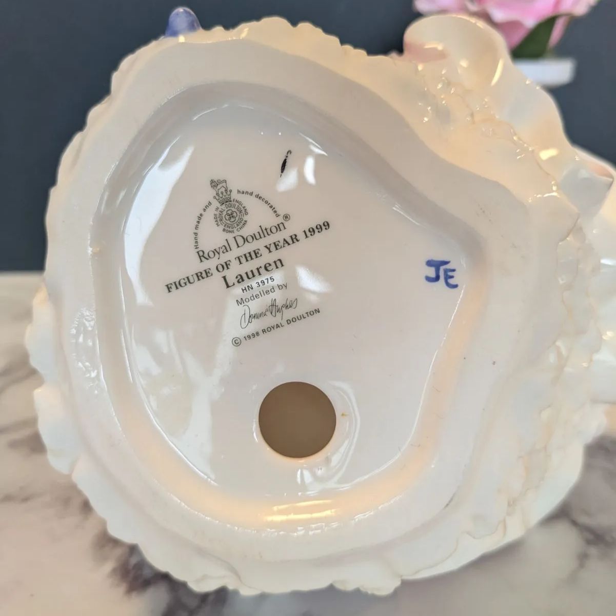 フィギュリンオブザイヤー★ロイヤルドルトン ローレン 1999年 置物人形 陶器 1999年フィギュリンオブザイヤー☆ロイヤルドルトン ローレン