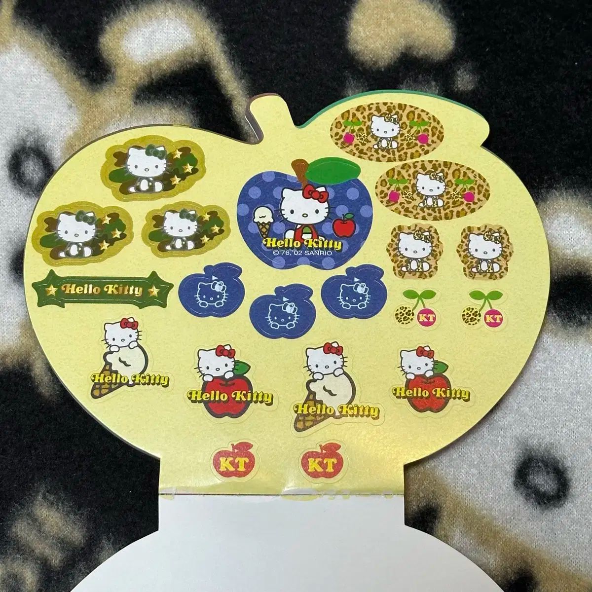 未開封 2002 古典 デニム リンゴ キティ 型抜き レトロ メモ帳 ステッカー付属 ハローキティ サンリオ りんご 尾張 2002年製 『ハローキティのりんごでおやつの時間