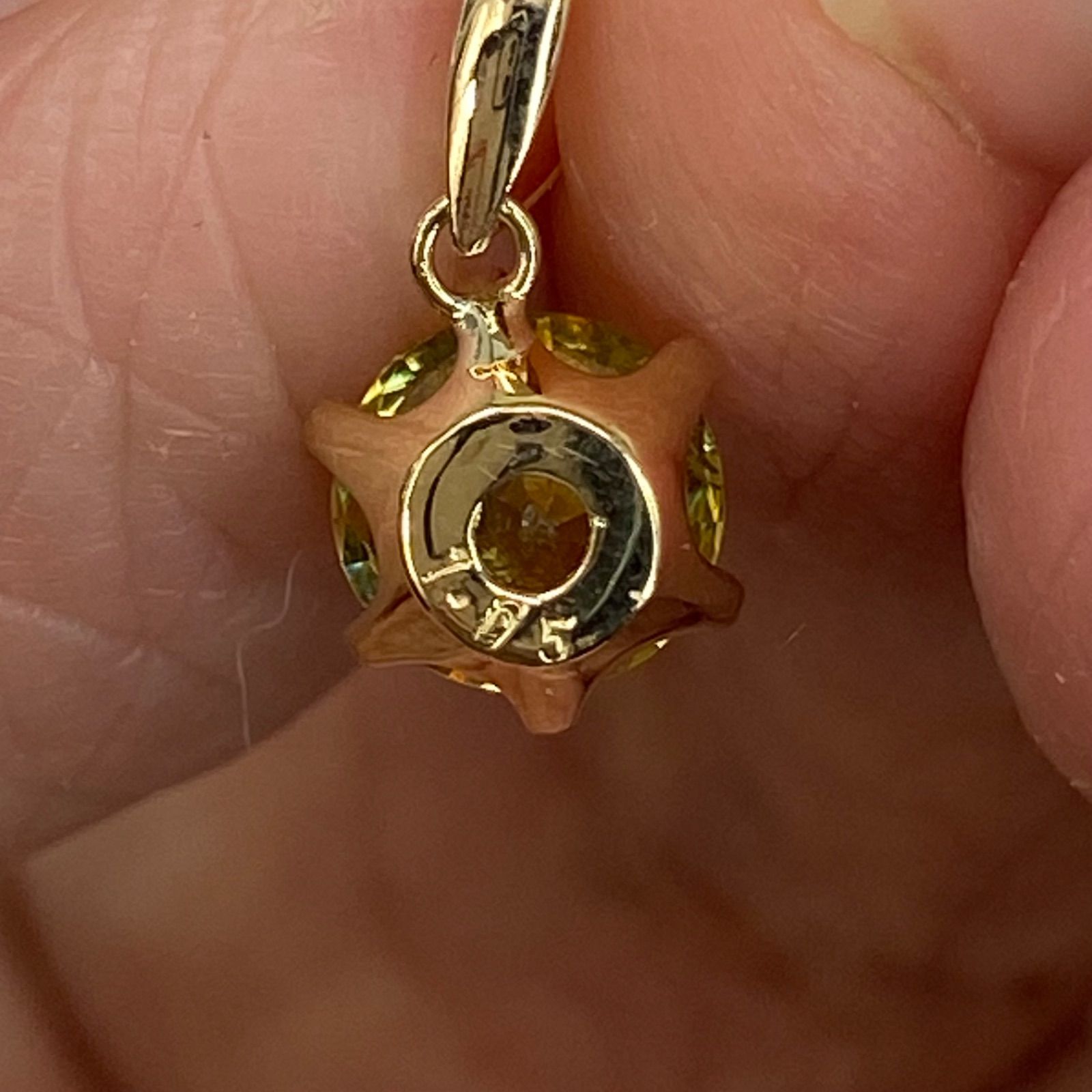 K18YG AU750 18金 天然パキスタン産スフェーン 1.0ct ペンダント