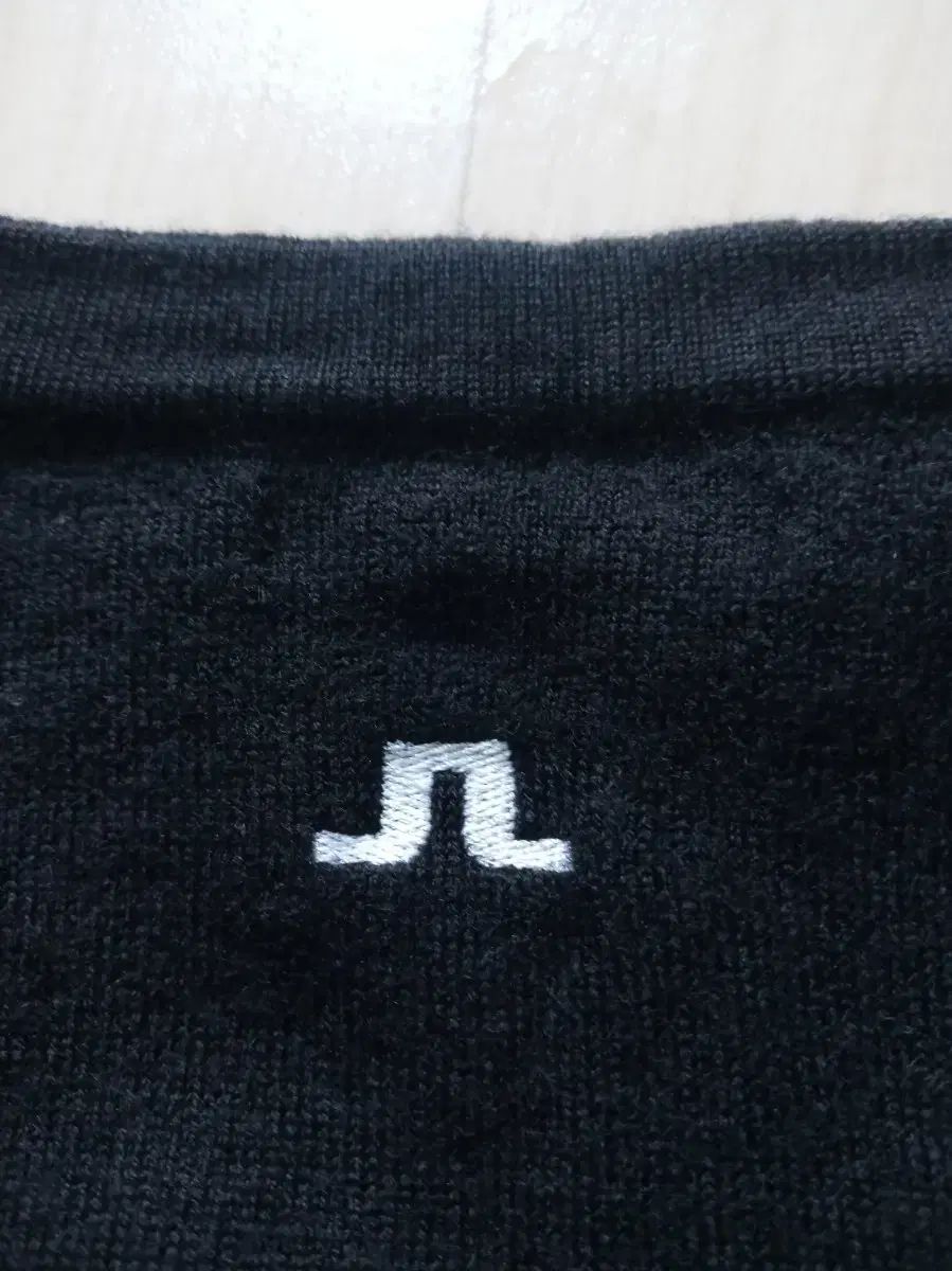 J.LINDEBERG J.リンドバーグ ブラック V 首 ニット Tシャツ WWW_NOITHATQUANGTHANH_NET