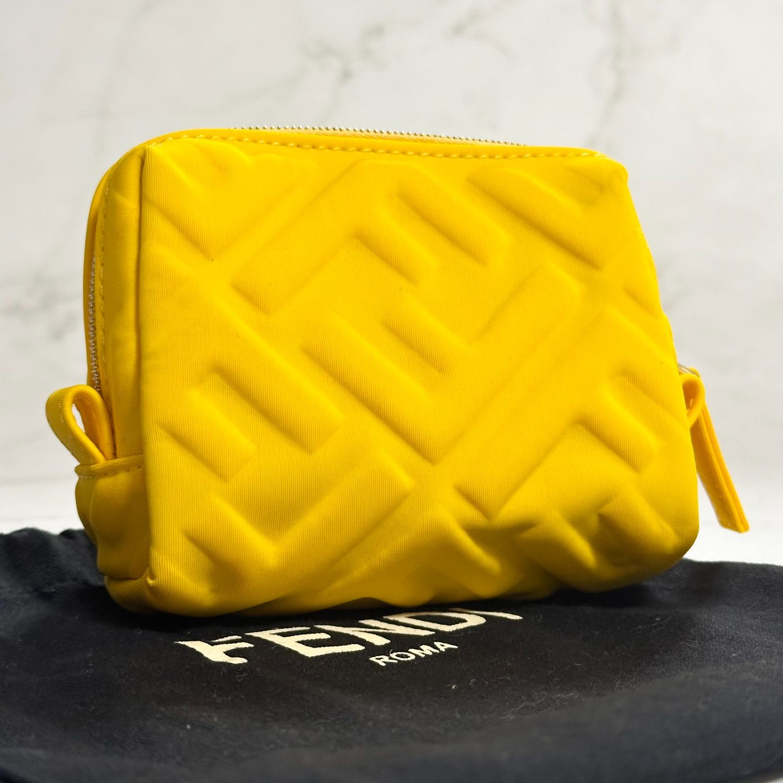【美品】FENDI FFロゴ ビューティーポーチ イエロー コスメ 小物入れ FENDI✨ビューティーポーチ FF エンボス 化粧ポーチ コスメ