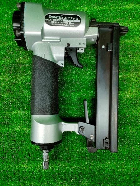 Makita - マキタ(Makita) エアータッカー 10mm AT1025AK マキタ マキタ(makita) AT1025AK 10mmエアタッカー 常圧 : Total