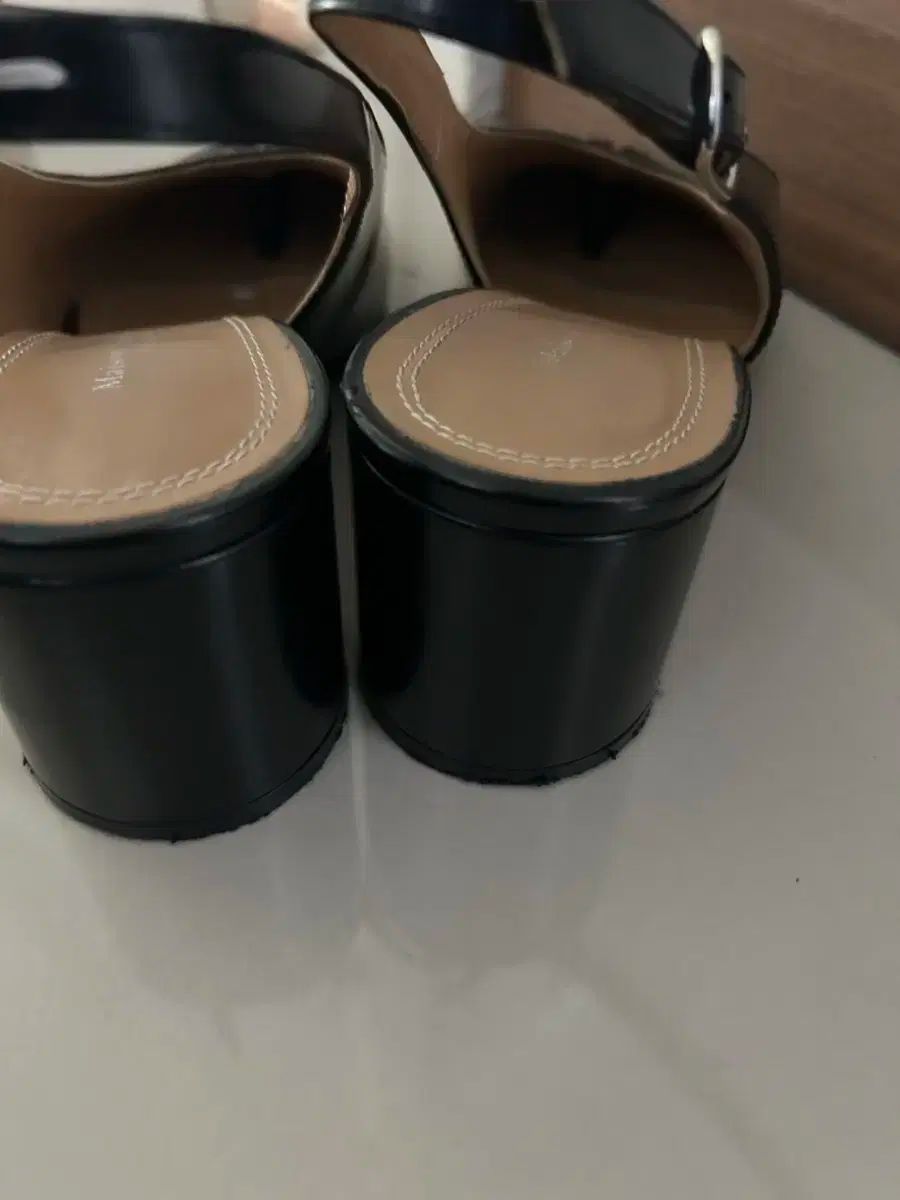 レッスン メゾンマルジェラ 足袋 ヒール サンダル ブラック パワフルな