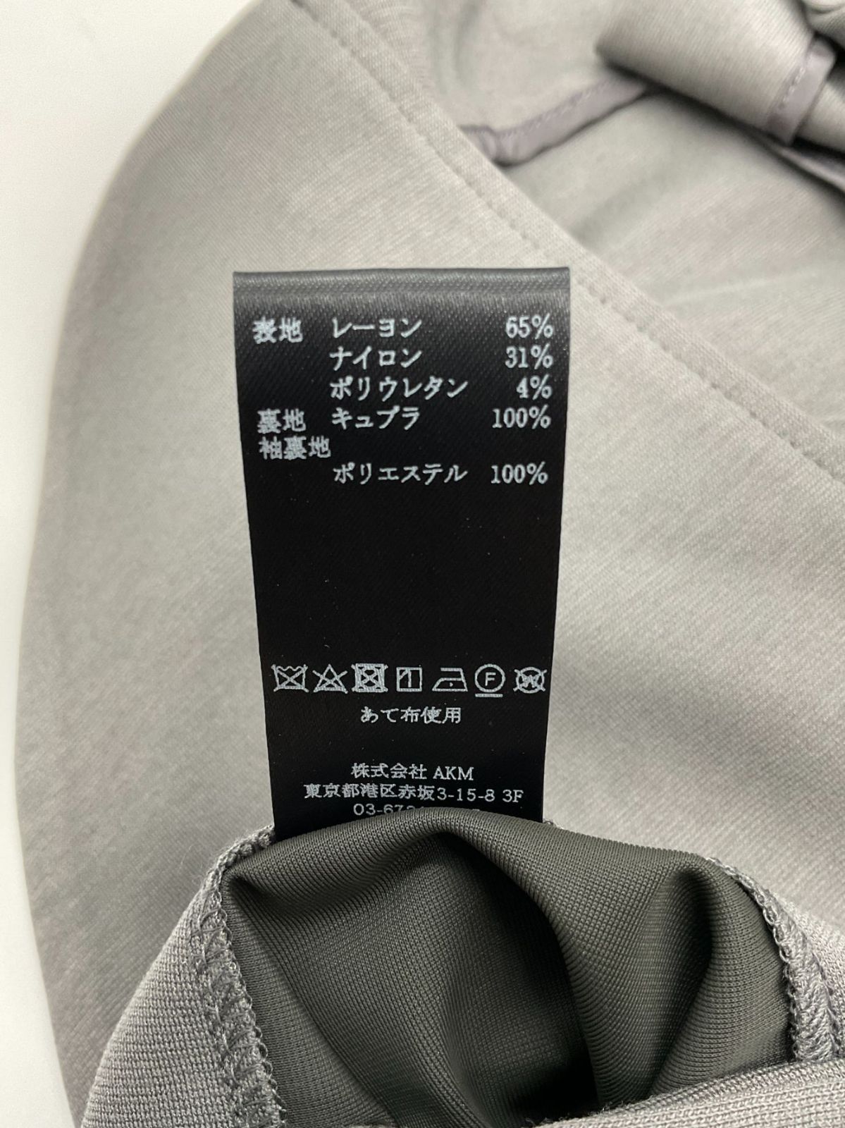 3 グレー