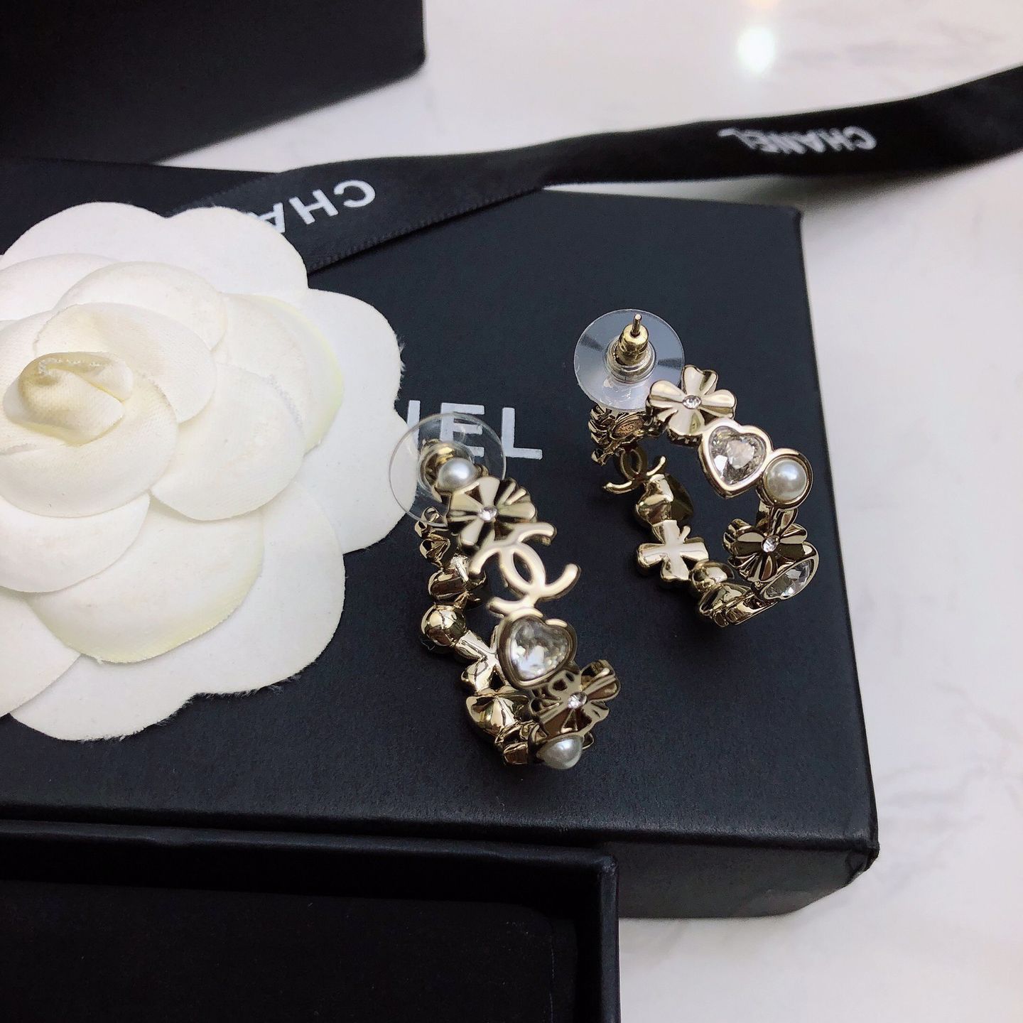 CHANEL バラデザイン ピアス(両耳用)