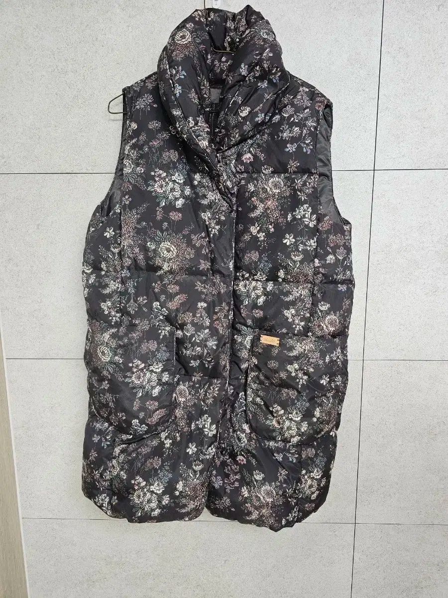 サースデーアイランド フラワー パータン レディース ダウン ベスト